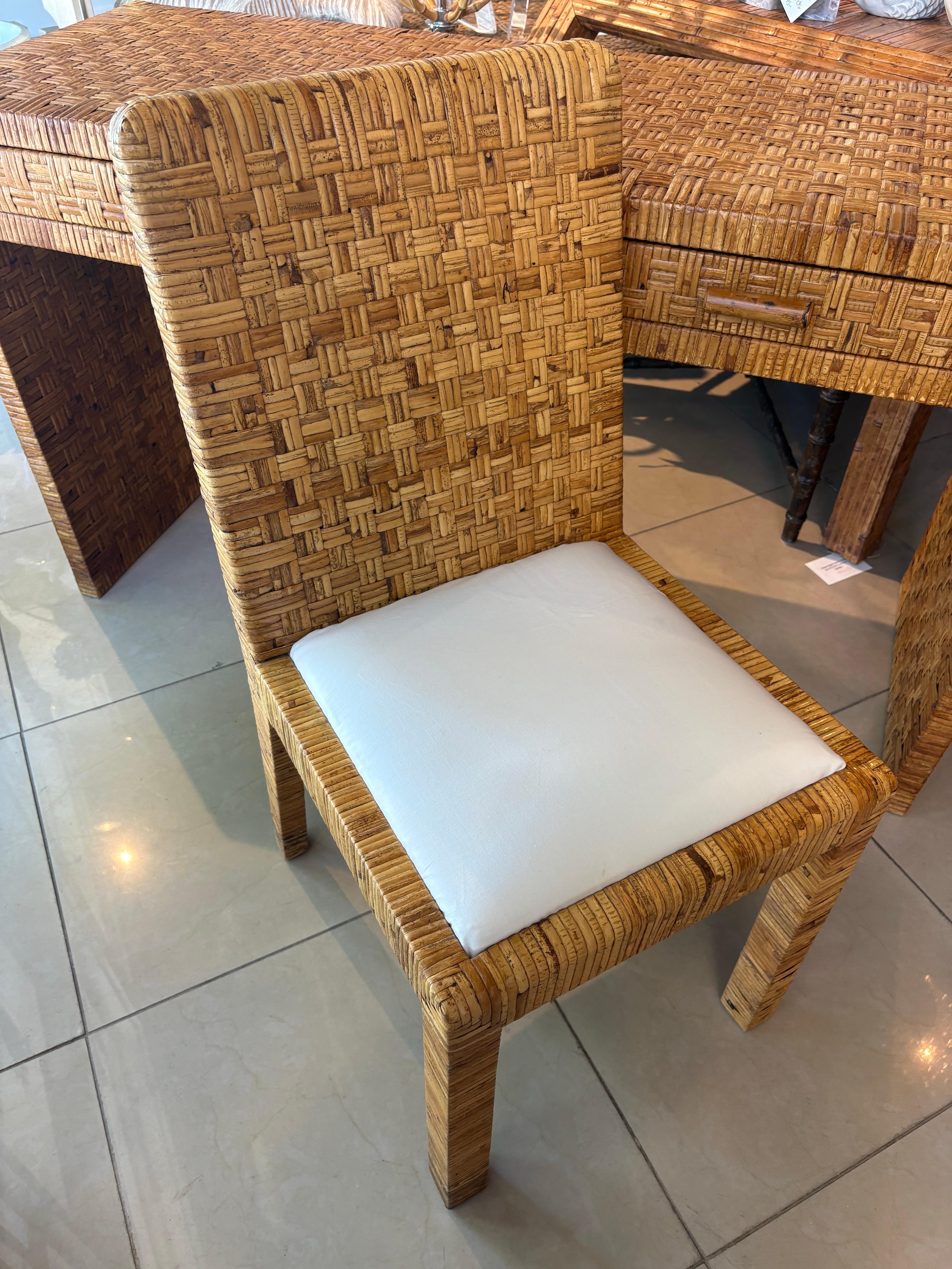 Mid-Century moderno Vintage By, la scrivania e la sedia in vimini in rattan intrecciato e avvolto. in vendita