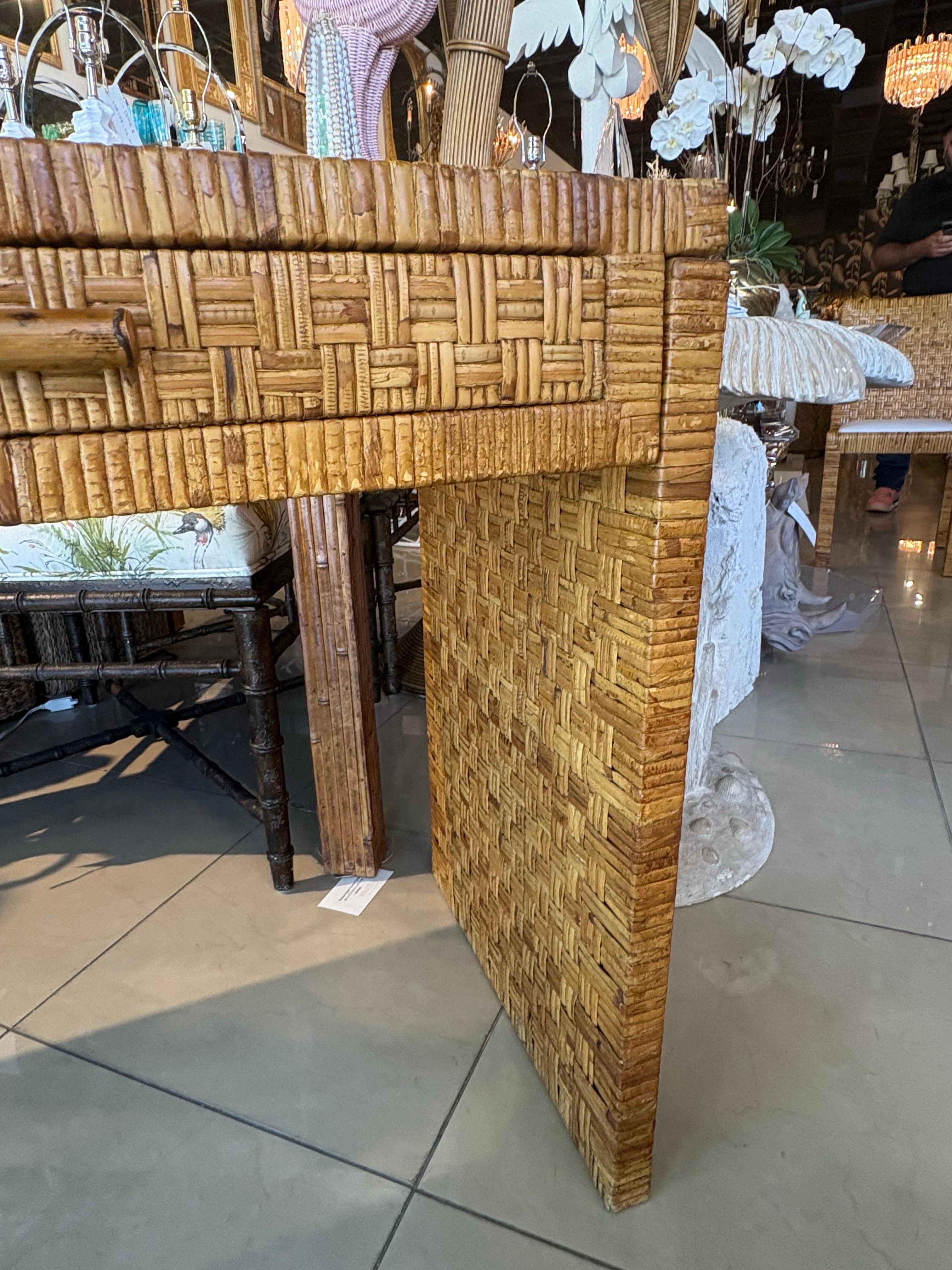 Italiano Vintage By, la scrivania e la sedia in vimini in rattan intrecciato e avvolto. in vendita