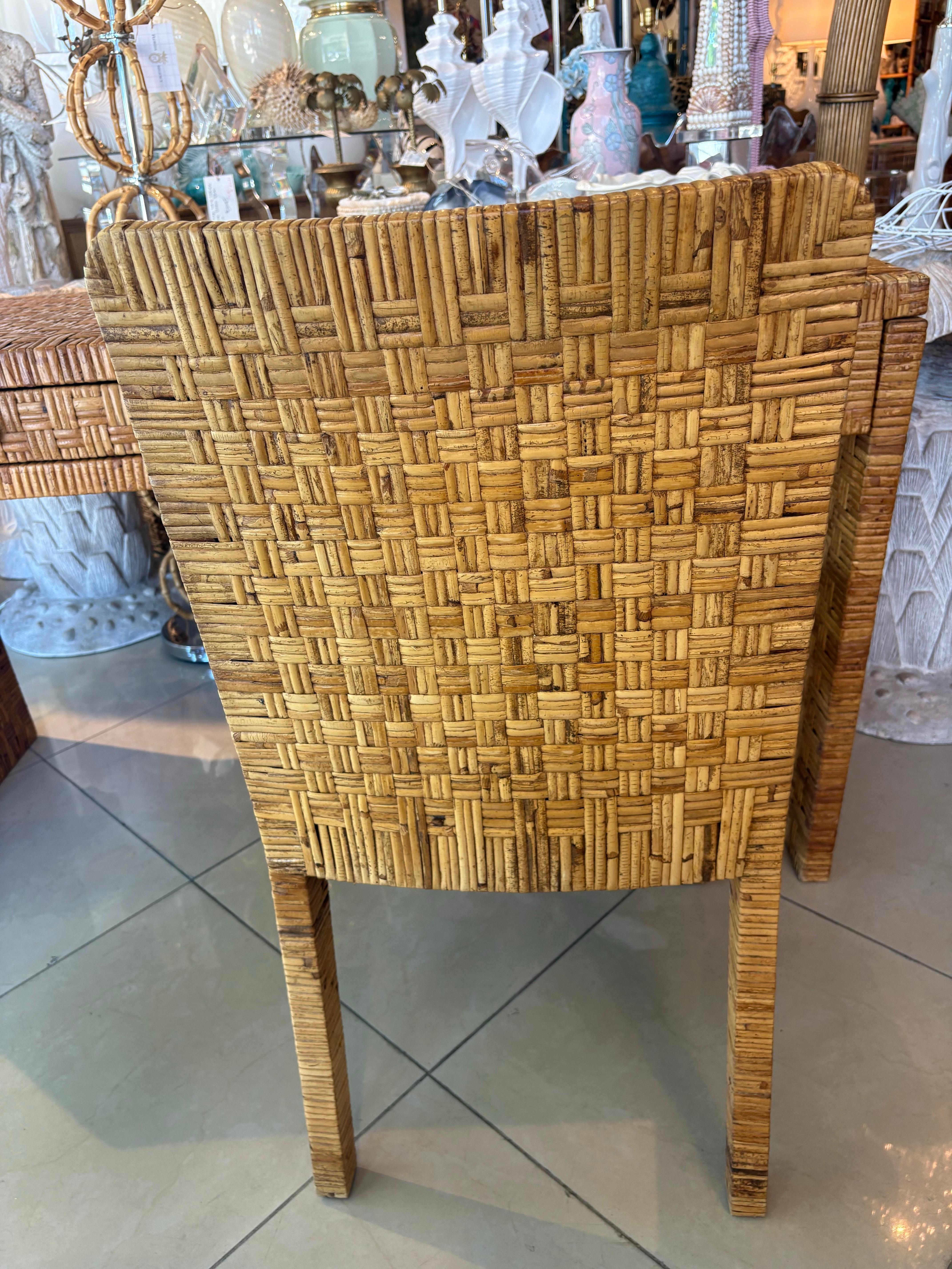 Vimini Vintage By, la scrivania e la sedia in vimini in rattan intrecciato e avvolto. in vendita