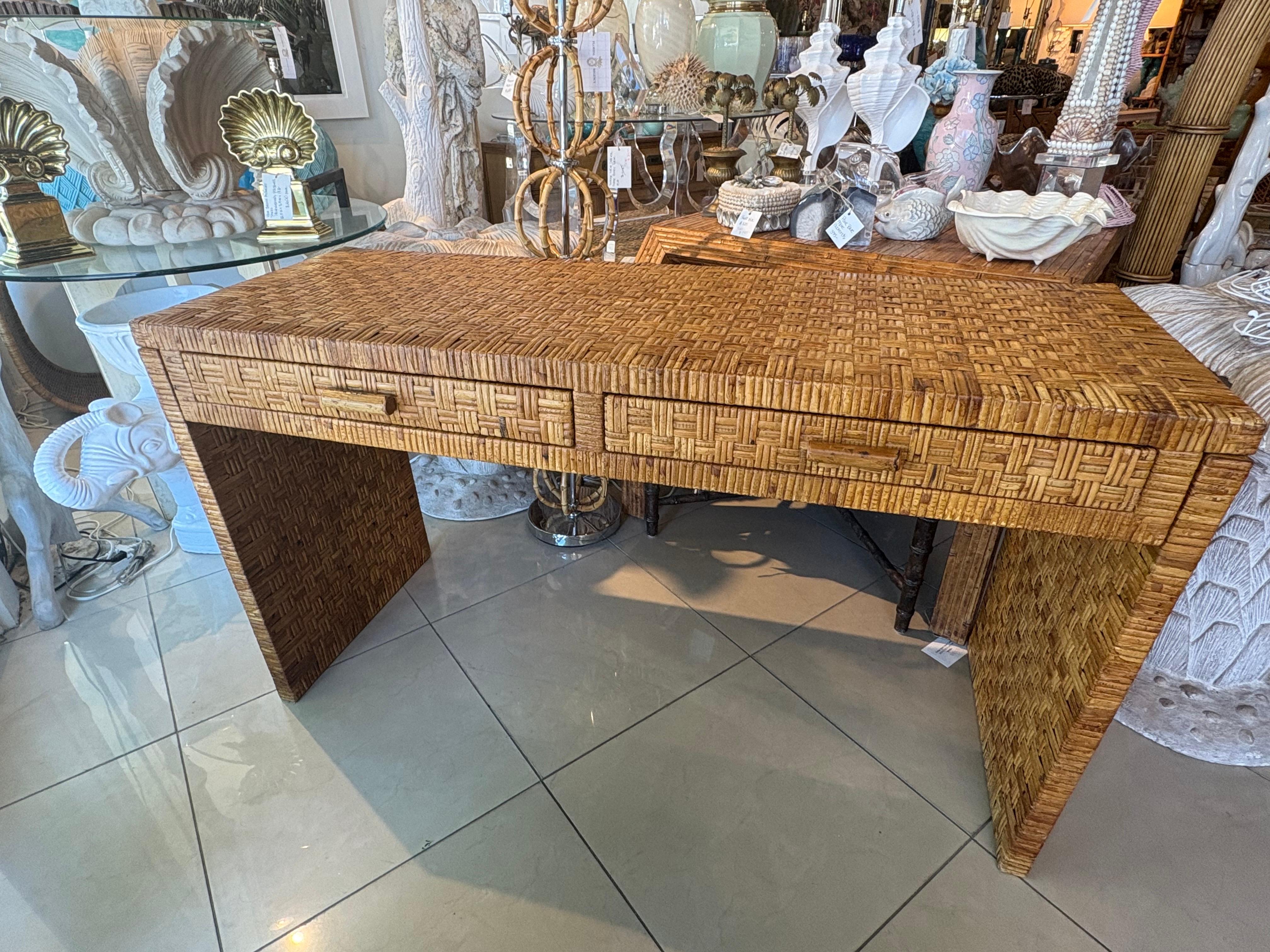 Vintage By, la scrivania e la sedia in vimini in rattan intrecciato e avvolto. In condizioni buone in vendita a West Palm Beach, FL