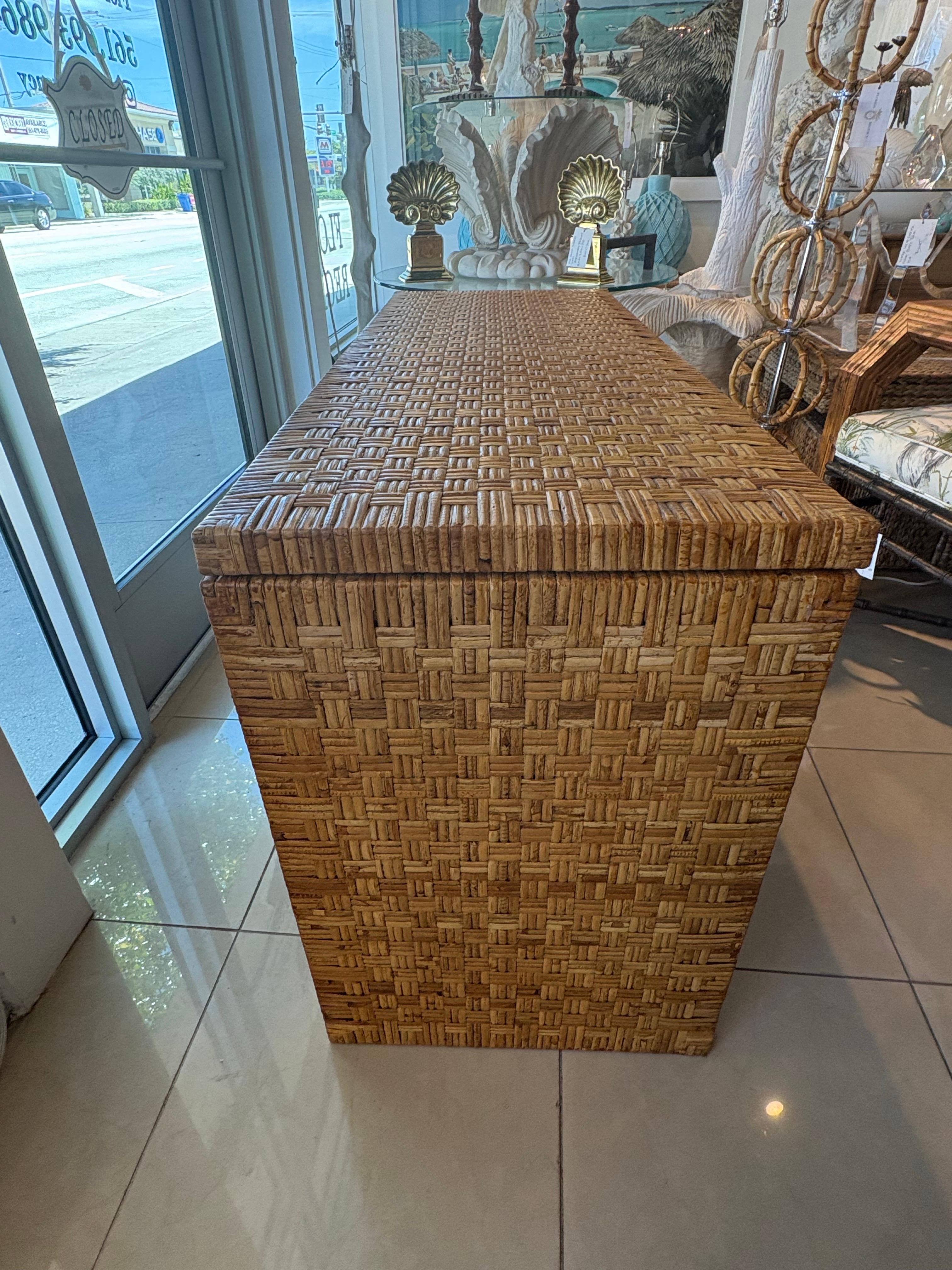Rattan Vintage By, la scrivania e la sedia in vimini in rattan intrecciato e avvolto. in vendita