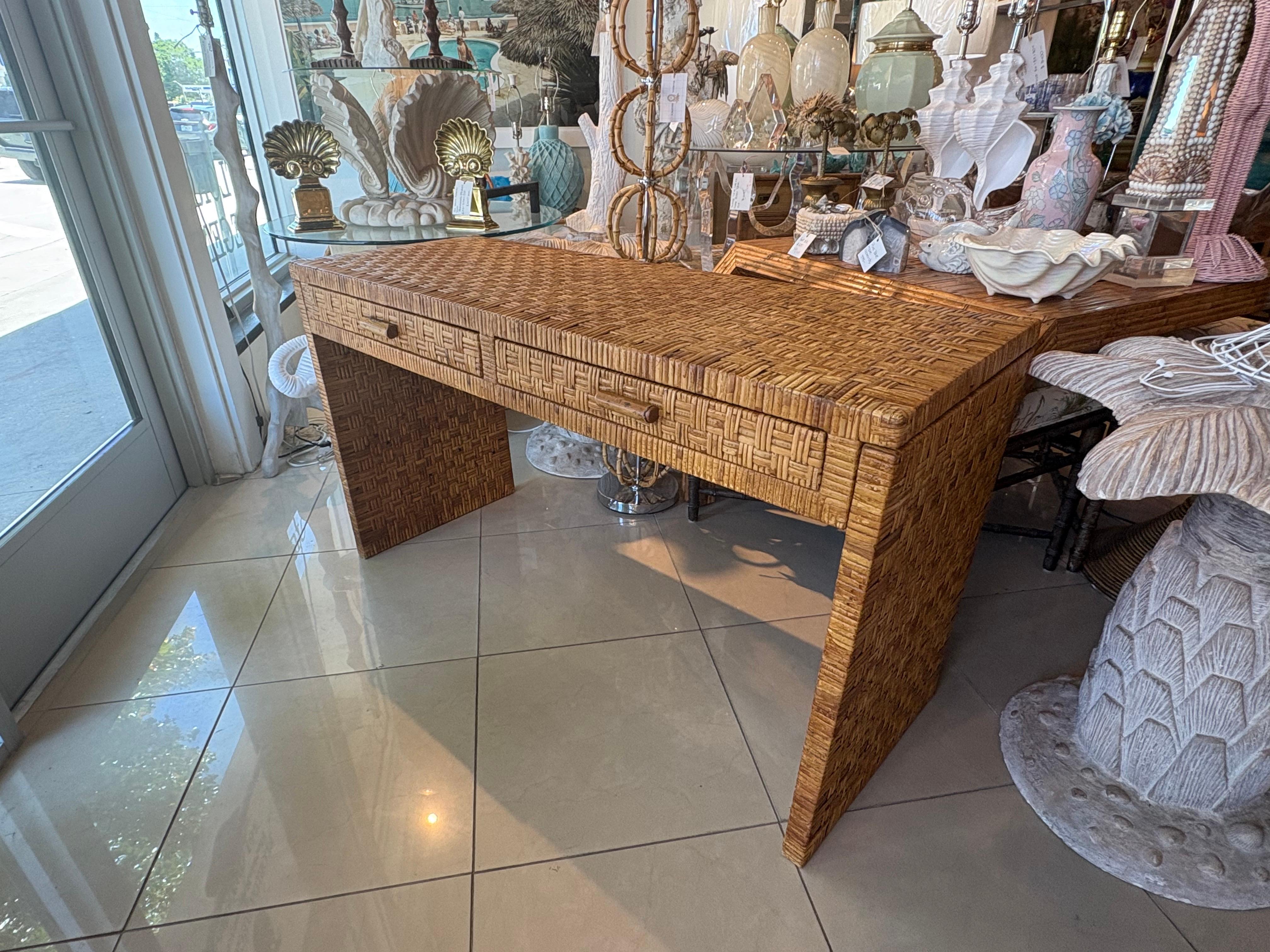 Vintage By, la scrivania e la sedia in vimini in rattan intrecciato e avvolto. in vendita 1