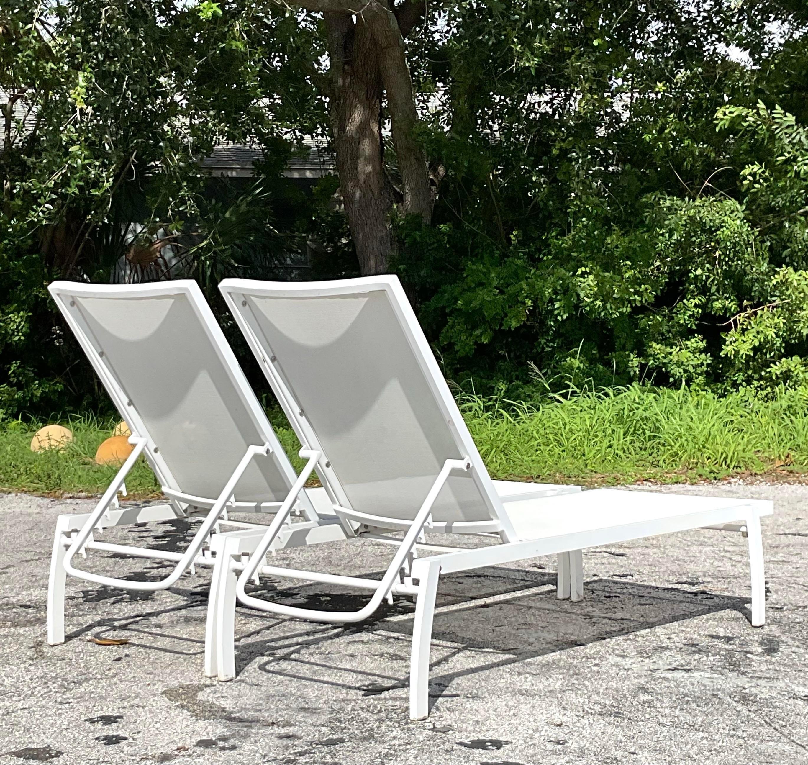Introduci un lussuoso tocco di relax marino nel tuo spazio all'aperto o al chiuso con questa chaise longue curvilinea vintage Coastal Janus et Cie. Perfetta per gli interni in stile americano, questa chaise lounge presenta un design frontale