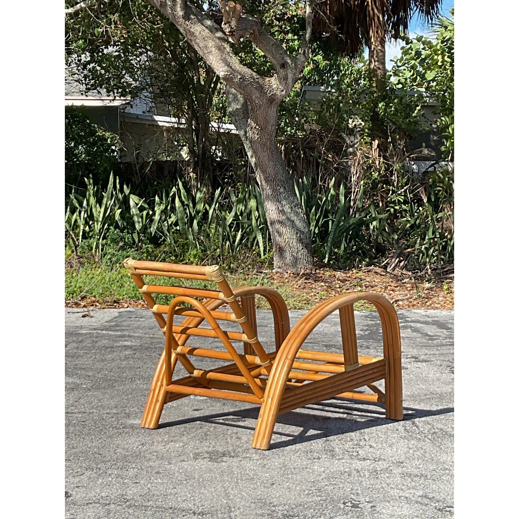 Cette chaise longue en rotin cintré est un véritable objet de décoration pour tous les espaces. Elle est dotée d'un charme côtier et décontracté. Son design fluide et sculptural met en valeur l'expertise artisanale, avec des arcs en rotin