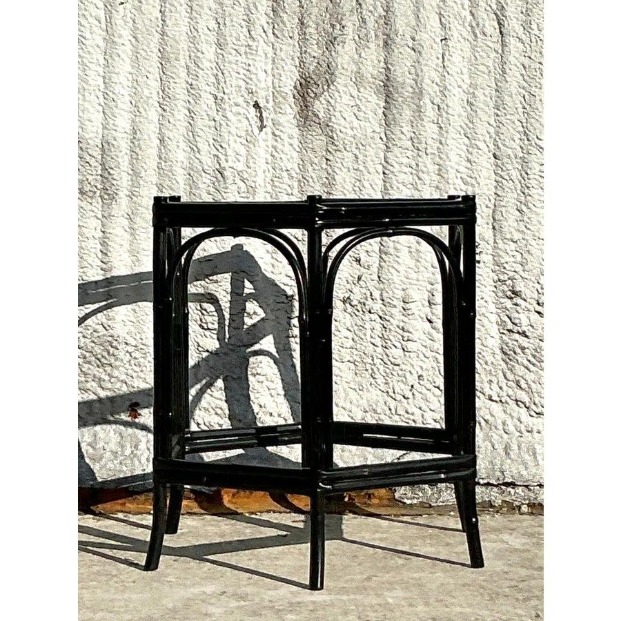 Apportez une touche de charme côtier à votre salle à manger avec ce piédestal de table à manger en bambou laqué vintage. Fabriqué avec une finition laquée noire élégante, ce piédestal remarquable combine une construction en bambou intemporelle avec