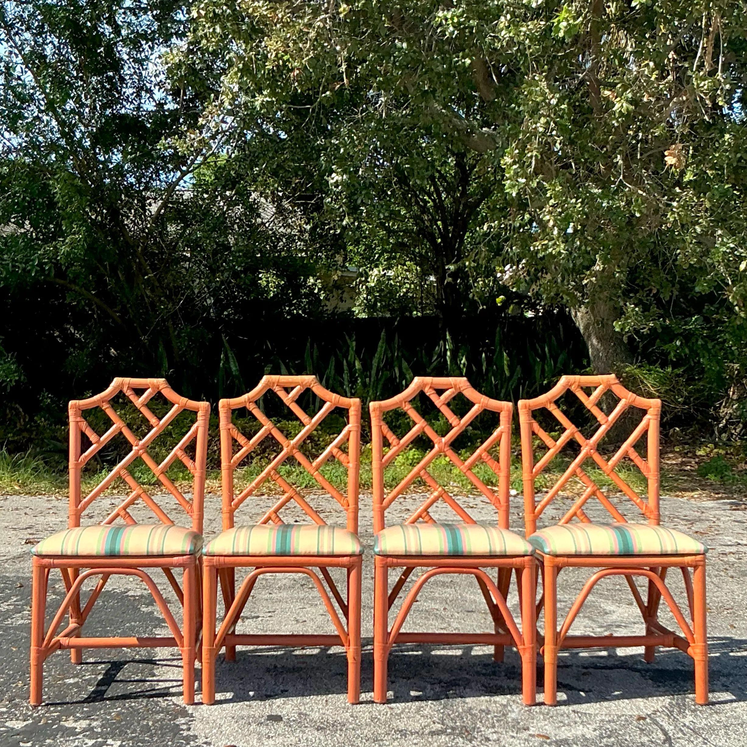 Eleva il tuo spazio da pranzo con questo splendido set di 4 sedie cinesi Chippendale vintage laccate in stile costiero. Caratterizzate da una classica struttura in stile bambù con un'elegante finitura laccata, queste sedie fondono un design