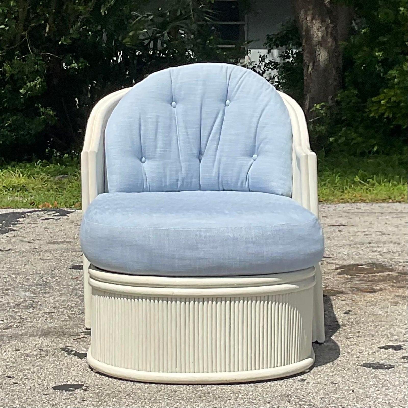 Vintage Coastal Lacquered Rattan Chaise Lounge In Good Condition For Sale In west palm beach, FL