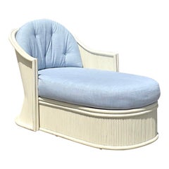 Chaise longue vintage en rotin laqué de style côtier