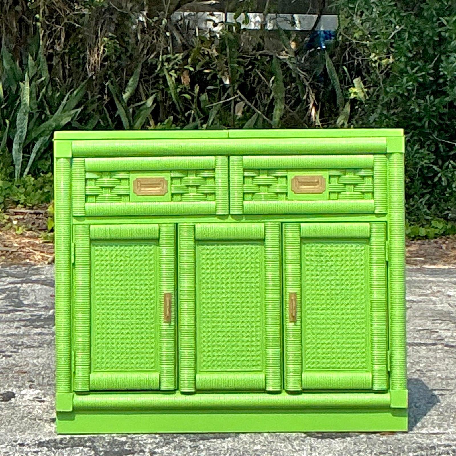 Dai un tocco di personalità al tuo spazio di intrattenimento con questo Dry Bar in rattan laccato Vintage Coastal Lexington. Realizzato con pannelli in rattan intrecciato, cornici in stile bambù e ferramenta in ottone lucido, questo pezzo è rifinito