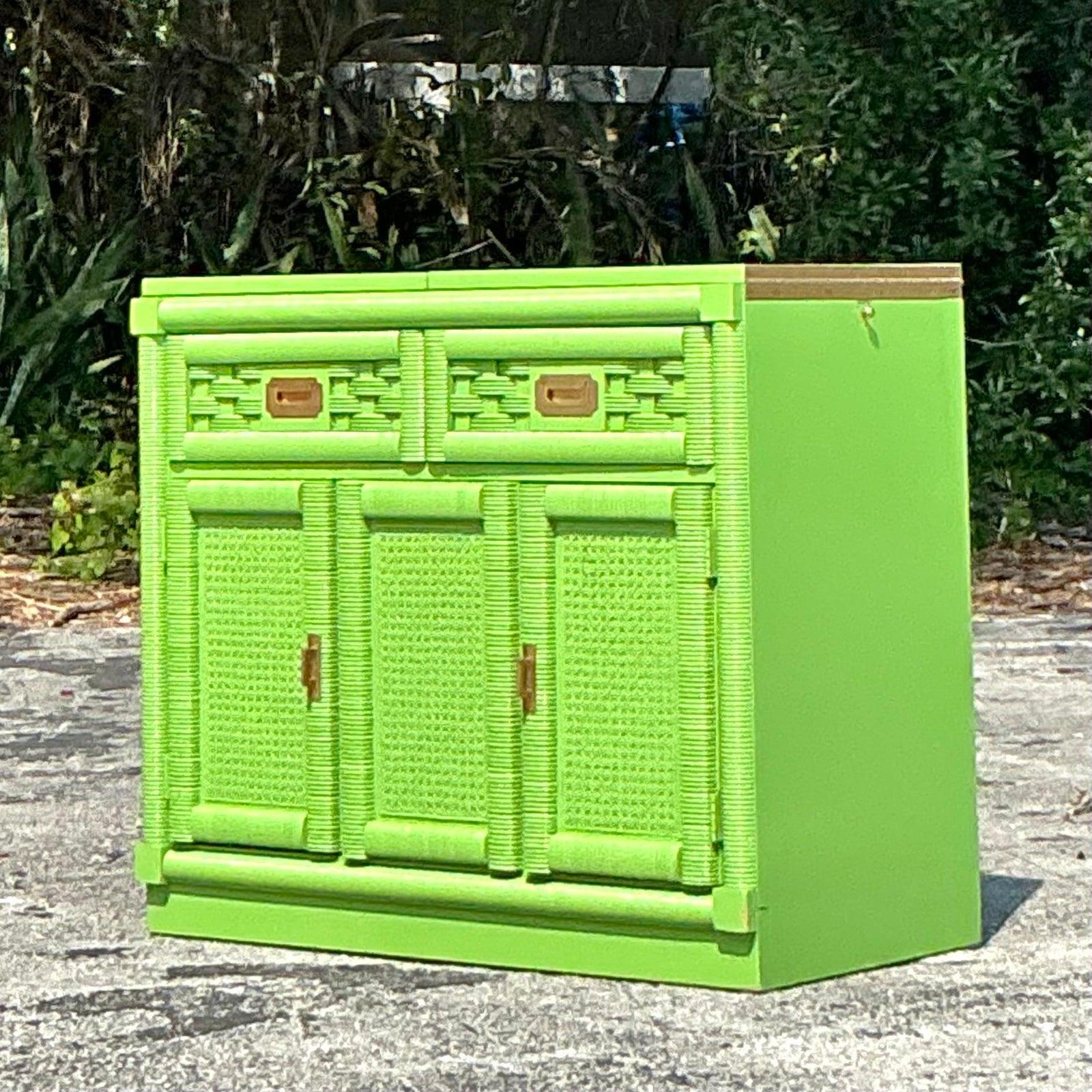 Regency Dry Bar in rattan laccato vintage Coastal Lexington in vendita