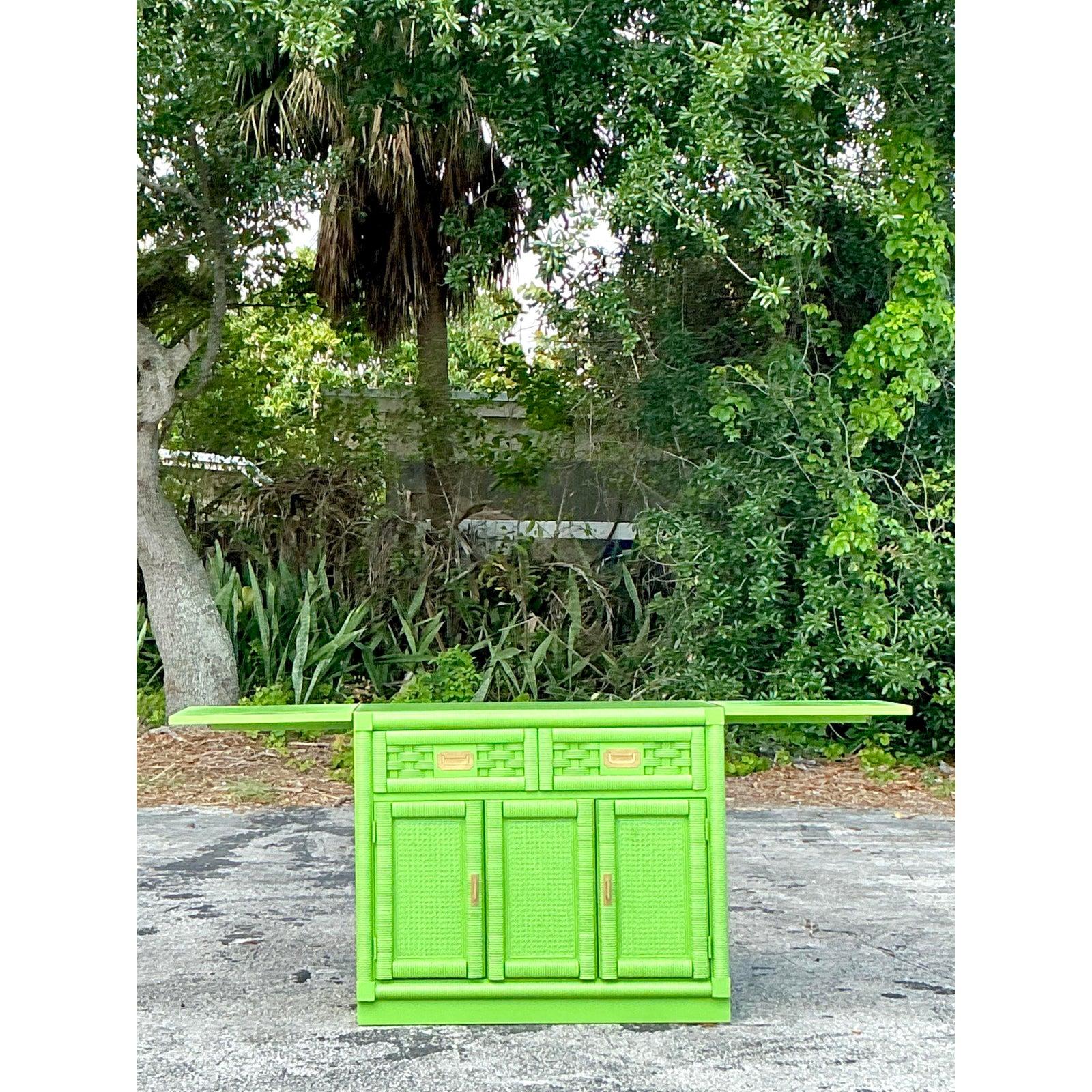 Ottone Dry Bar in rattan laccato vintage Coastal Lexington in vendita