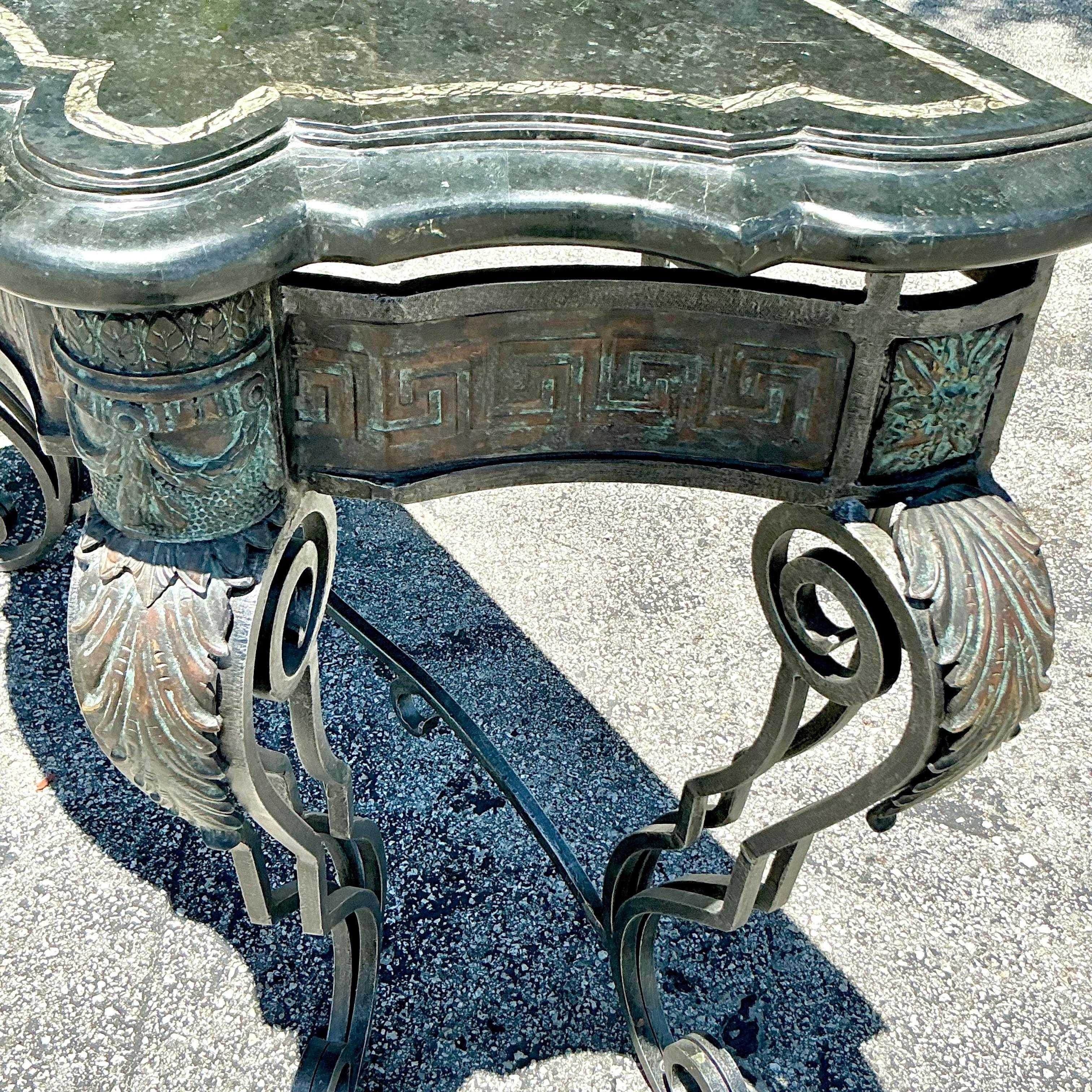 Eleganza costiera con il nostro tavolo consolle in stile americano Vintage Coastal Maitland Smith Greek Key. Realizzato a mano con intricati dettagli a forma di chiave greca, unisce un design senza tempo alla raffinatezza costiera, perfetto per