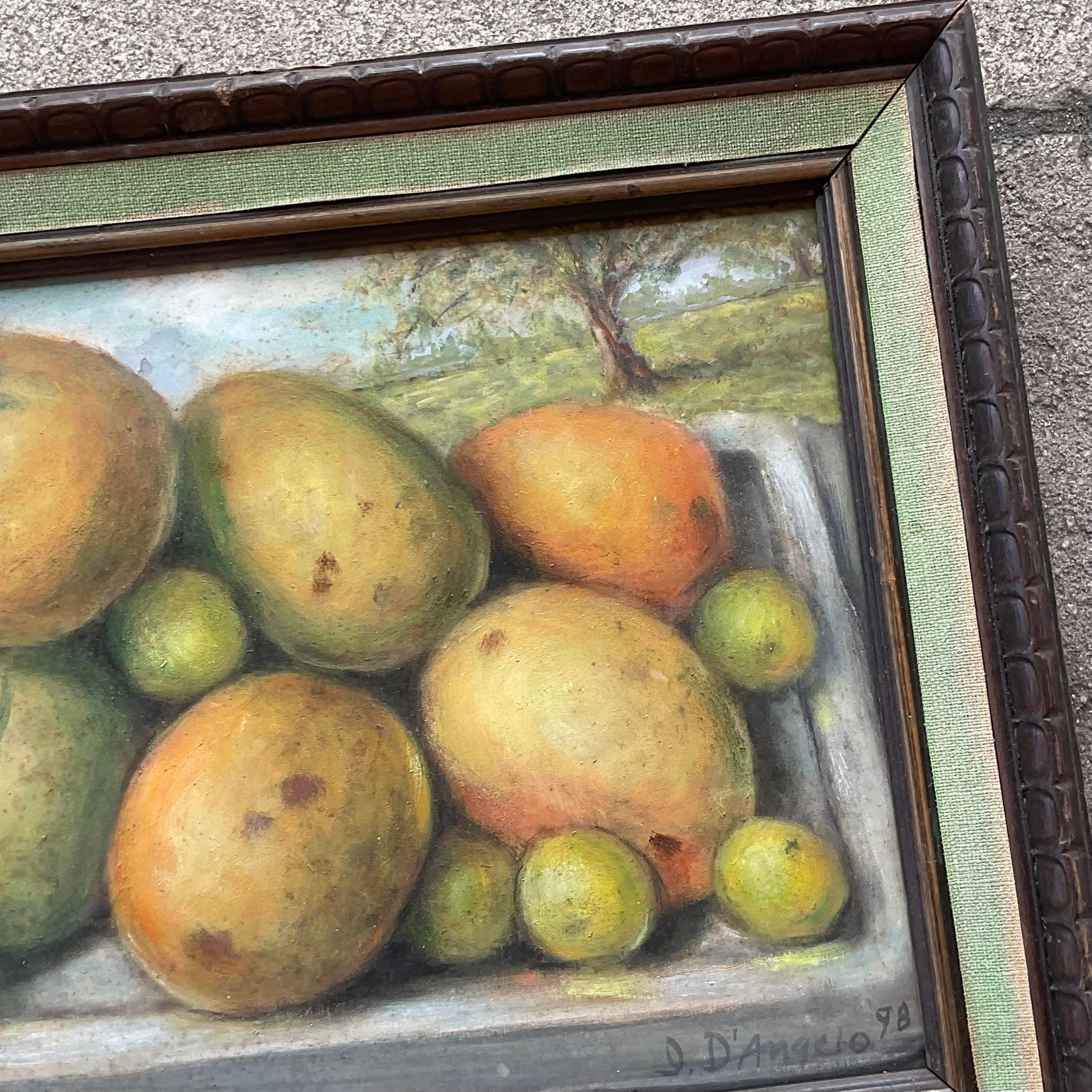 Genießen Sie die Ruhe des Küstenlebens mit unserem Vintage Coastal Mango Still Life Oil on Canvas. Dieses in den USA gefertigte Kunstwerk fängt die lebendige Schönheit reifer Mangos vor dem Hintergrund der Gelassenheit des Meeres ein und bringt