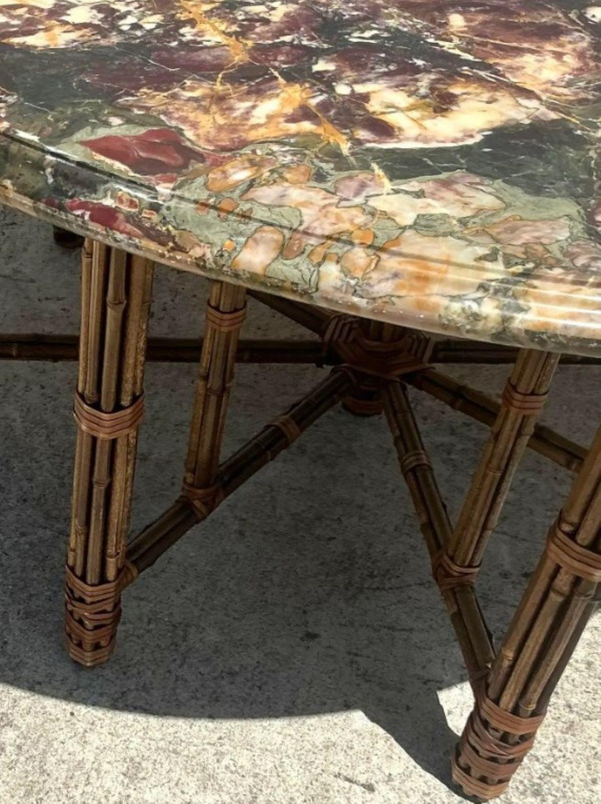 Fusion époustouflante d'élégance organique et d'art naturel, cette table centrale vintage McGuire est dotée de la base en bambou emblématique de la marque et d'un plateau en pierre spécimen tout à fait époustouflant. La riche dalle de marbre