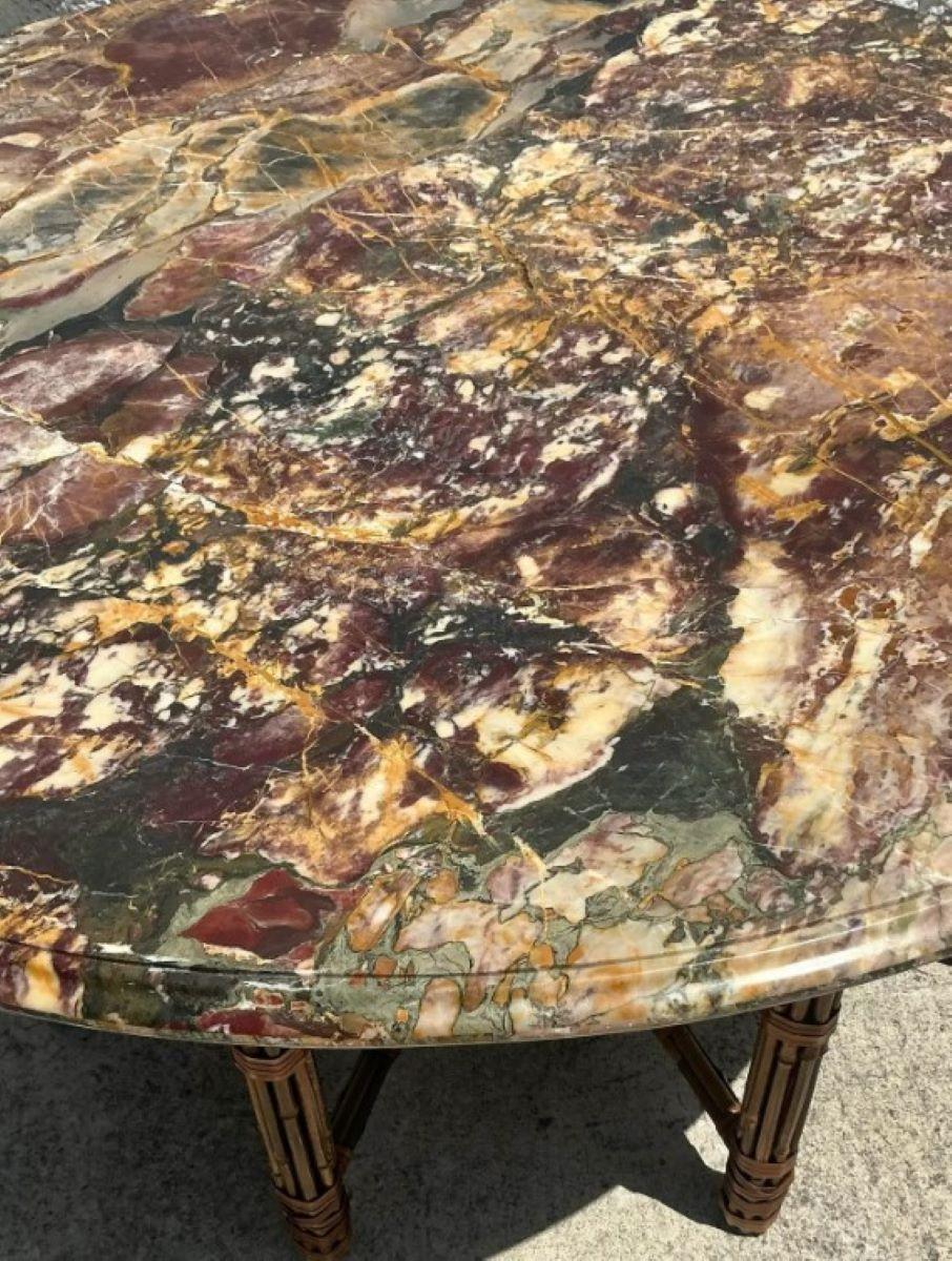 20ième siècle Table d'entrée centrale McGuire vintage en bambou bouclé avec plateau en pierre de spécimen en vente