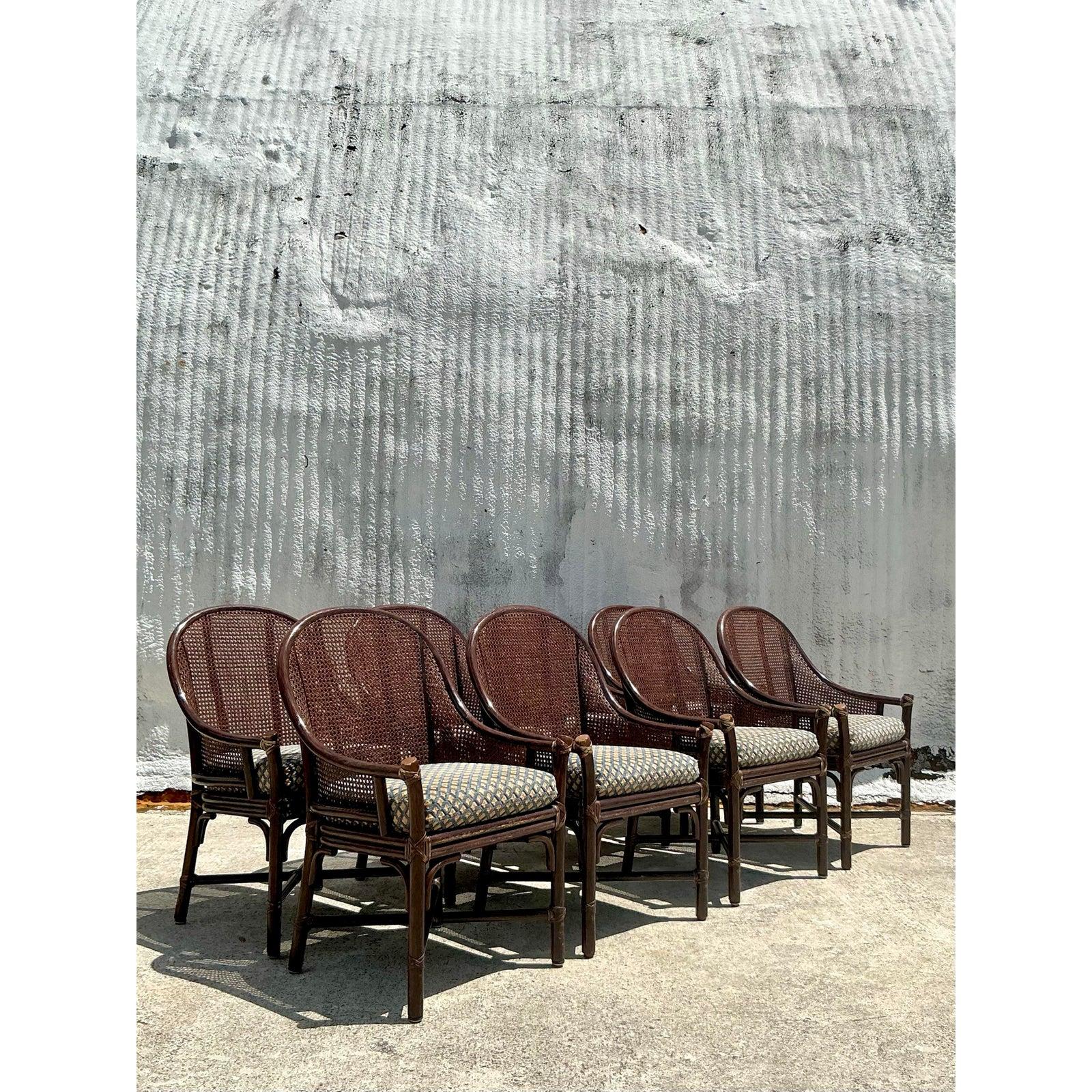 Questo set di otto sedie da pranzo vintage McGuire 