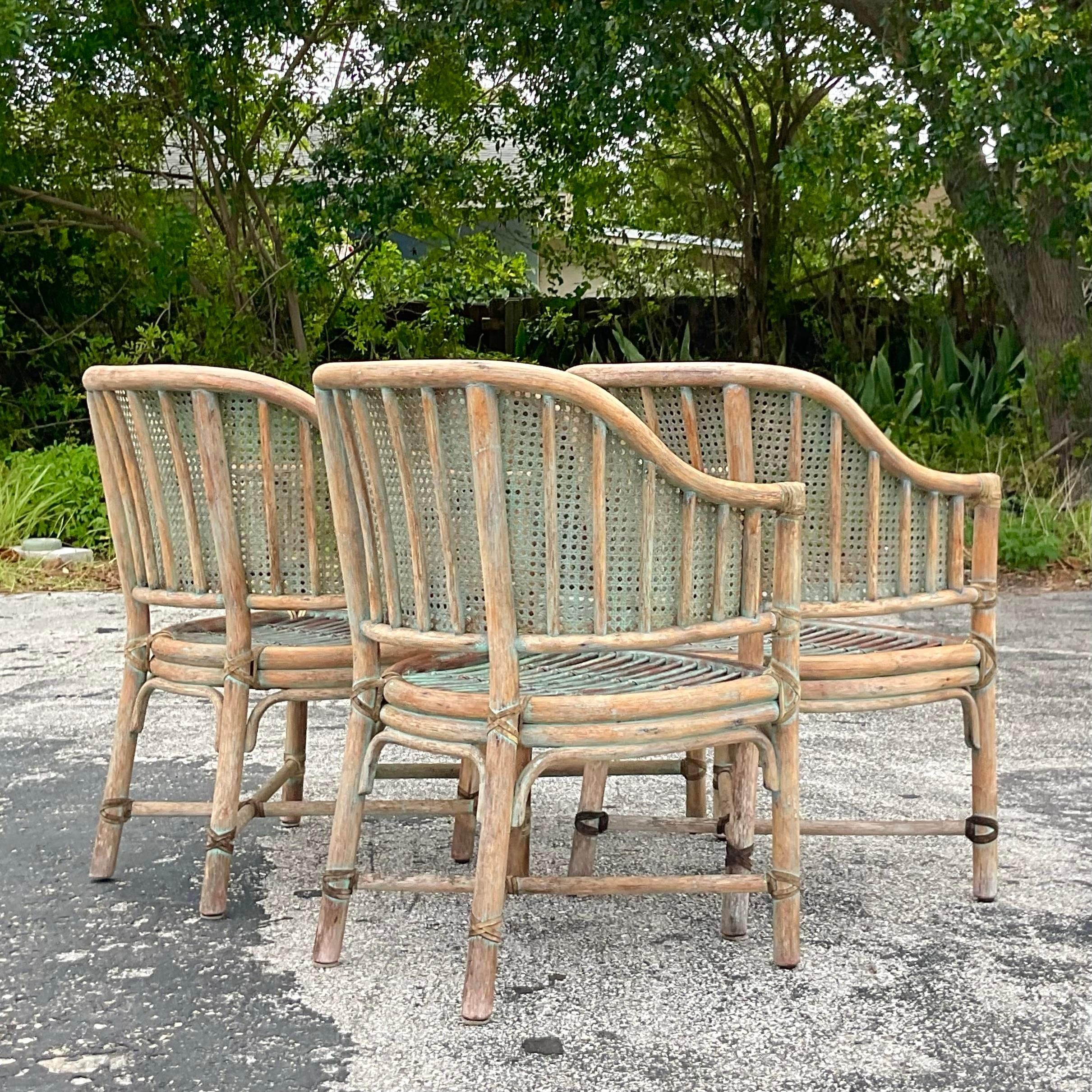 Sedie da pranzo in rattan curvo patinato Vintage McGuire - Set di 4 sedie in vendita 4