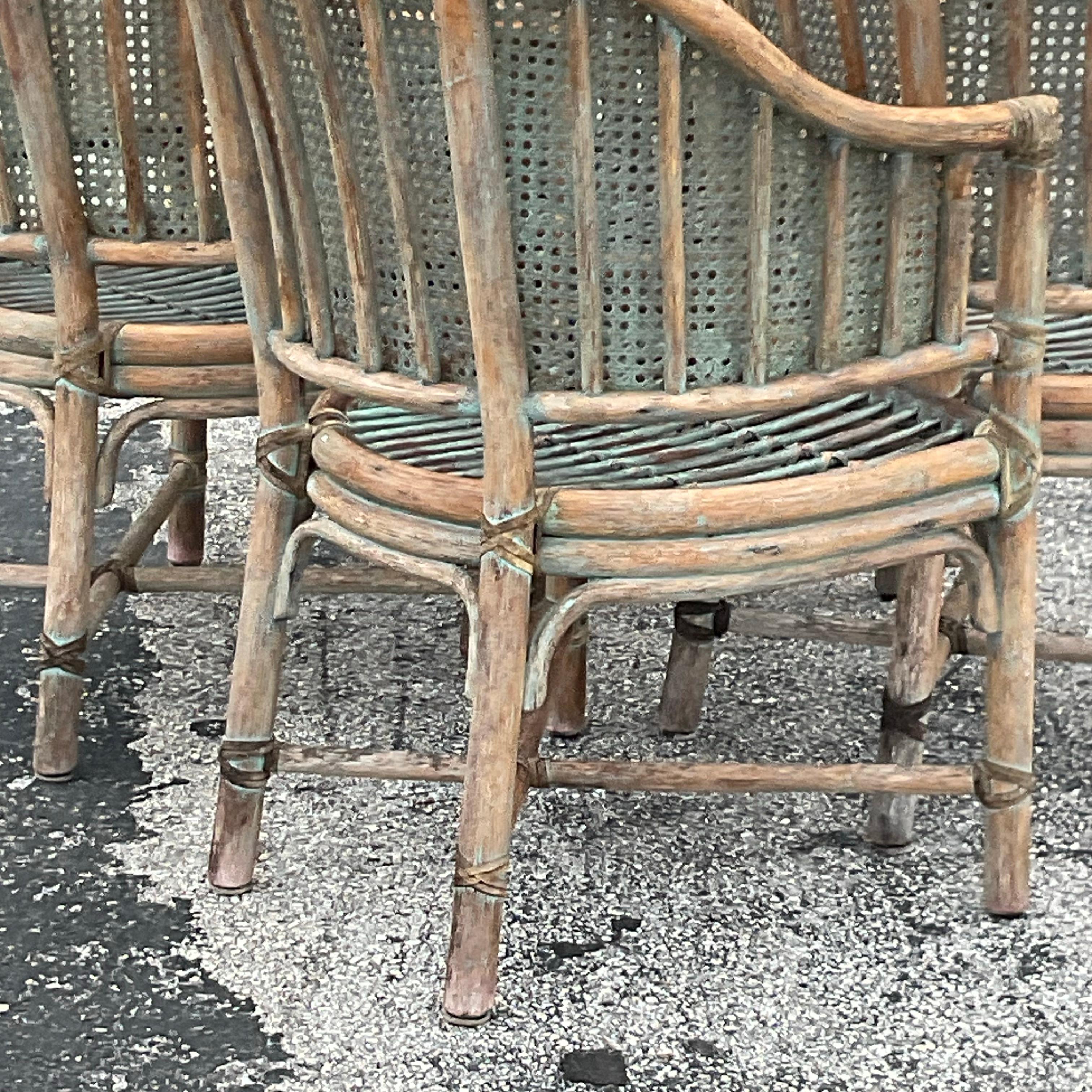 Trasforma il tuo spazio da pranzo con le nostre sedie da pranzo Vintage Coastal Patinated Bent Rattan Cane - Set di 4. Realizzate negli Stati Uniti, queste sedie fondono il fascino costiero con l'artigianato americano, offrendo un perfetto