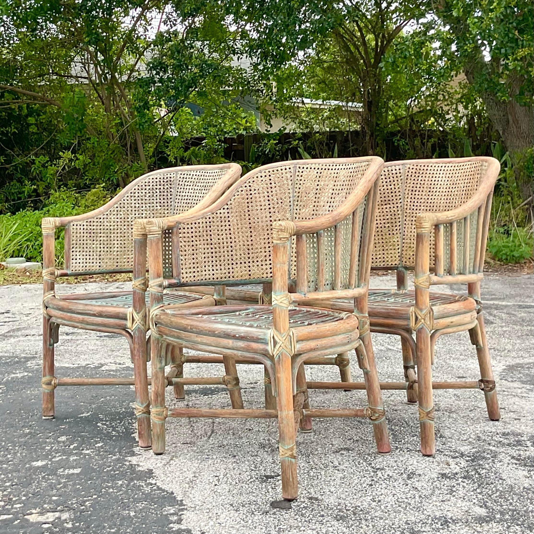 Sedie da pranzo in rattan curvo patinato Vintage McGuire - Set di 4 sedie in vendita 3