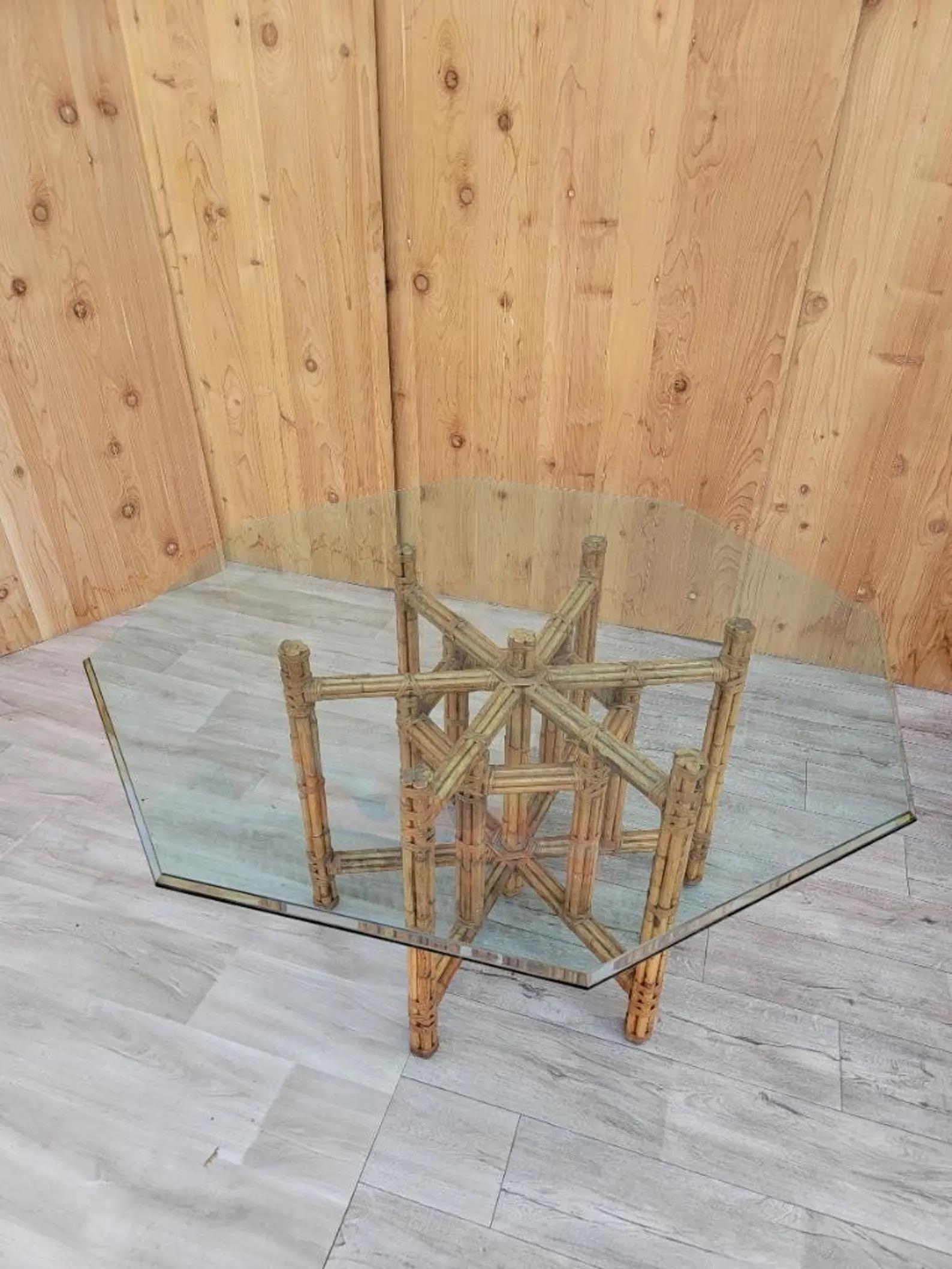Inconnu Table de salle à manger vintage Coastal McGuire en rotin et bambou avec plateau en verre octogonal en vente