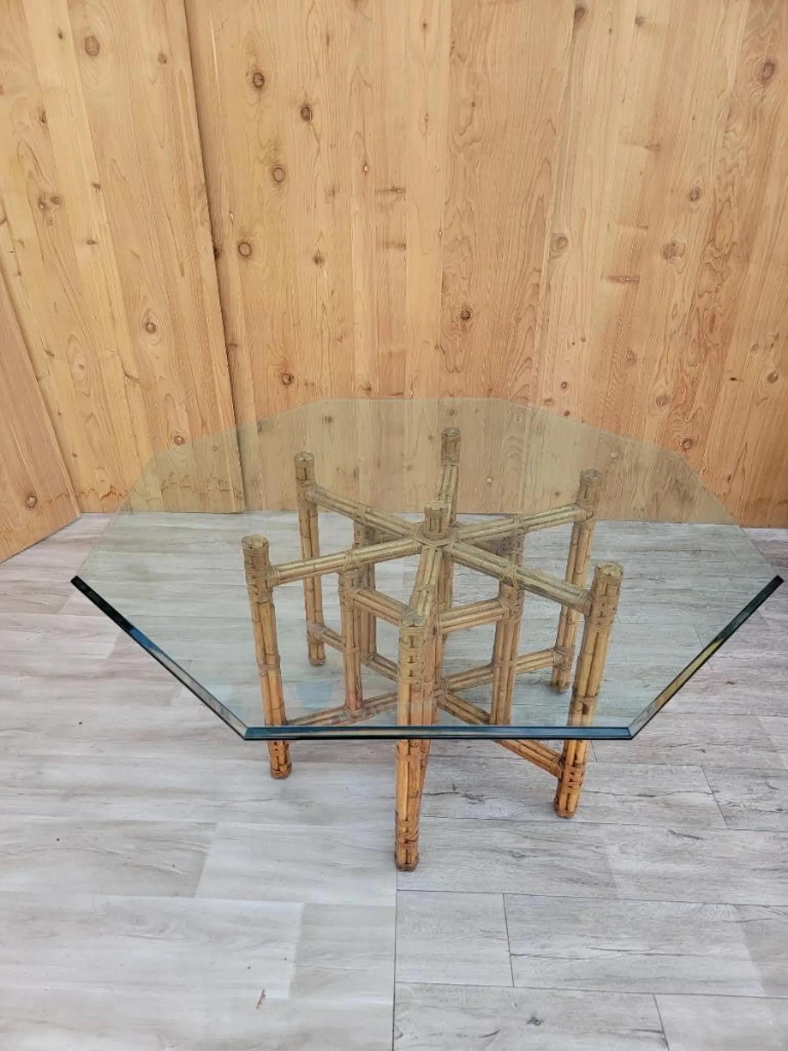 20ième siècle Table de salle à manger vintage Coastal McGuire en rotin et bambou avec plateau en verre octogonal en vente