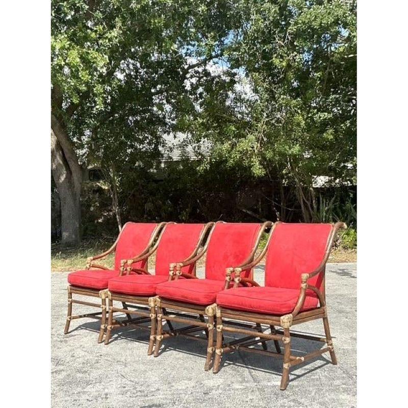 Eleva la tua esperienza culinaria con questo eccezionale set di quattro sedie da pranzo vintage della rinomata azienda McGuire Furniture. Queste sedie, che incarnano un'estetica costiera sofisticata, mostrano l'uso magistrale del rattan e della