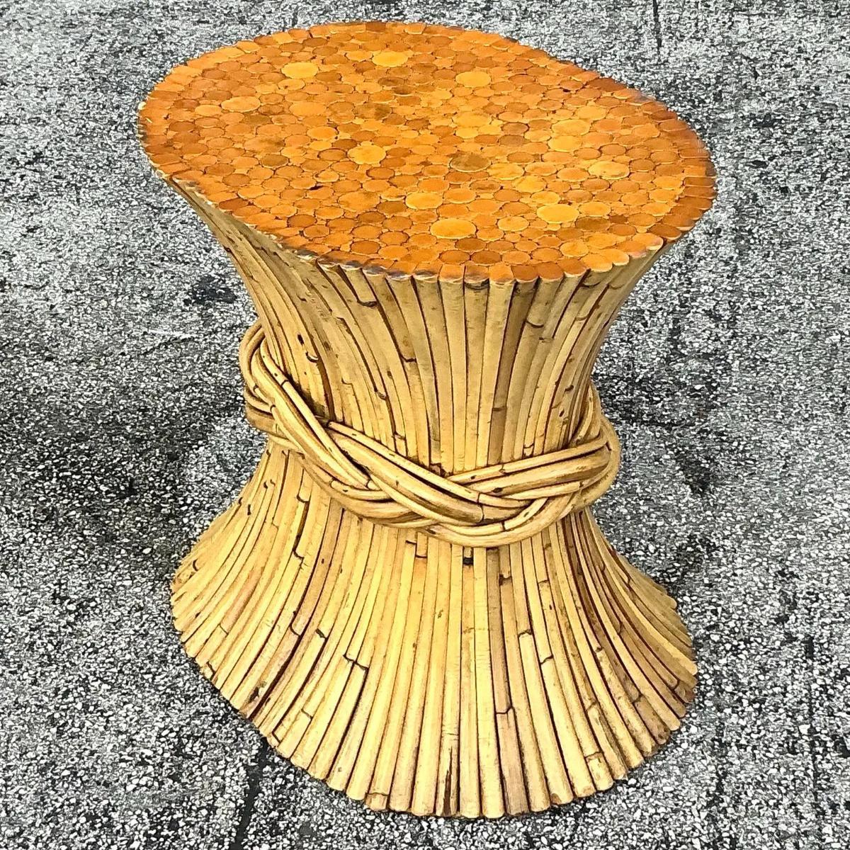 Ajoutez une touche d'élégance naturelle à votre espace avec ce piédestal-console Vintage By By en gaine de blé. Inspiré par les formes organiques, le piédestal présente une gaine de blé au design méticuleusement travaillé, capturant l'essence du