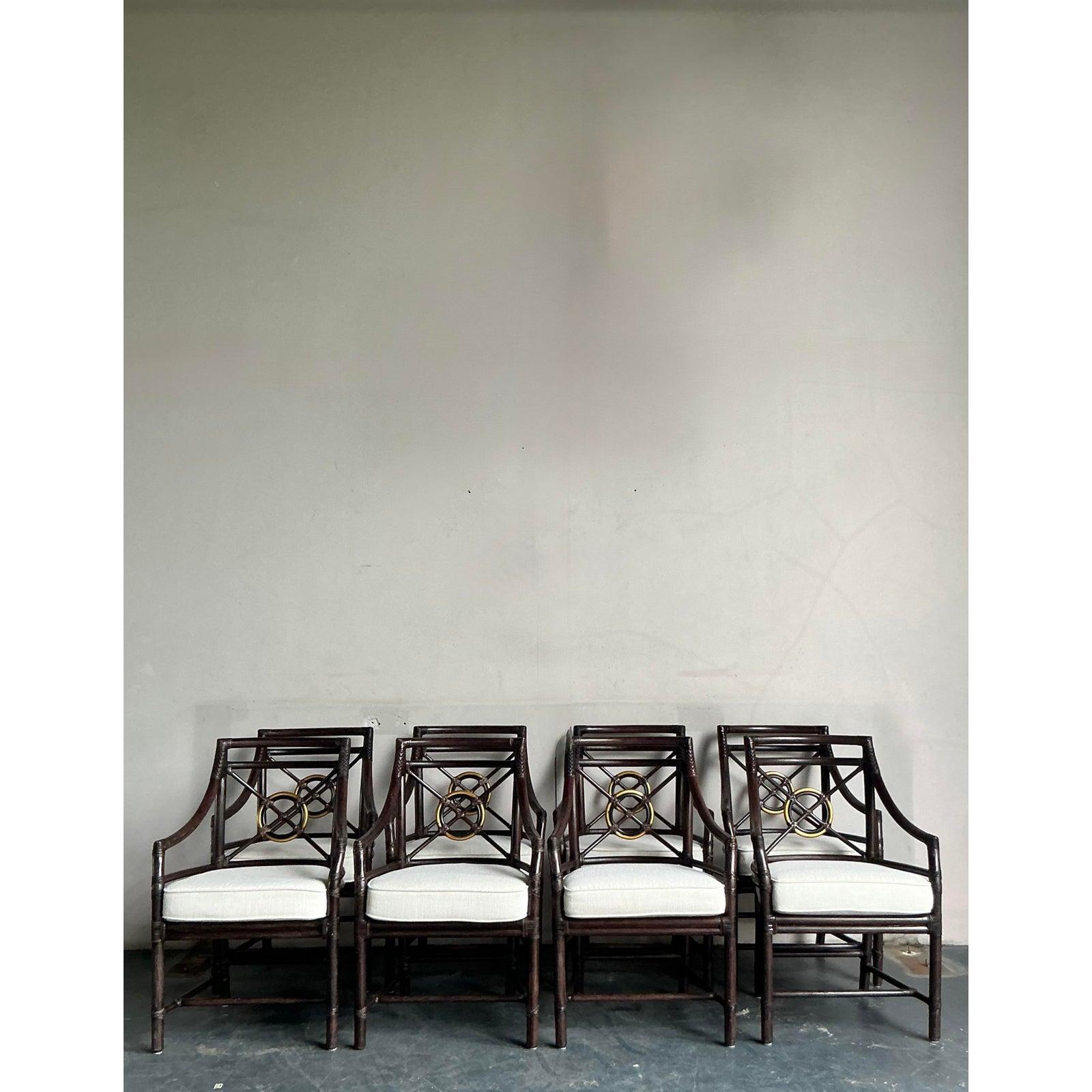 Ti presentiamo un eccezionale set di otto sedie da pranzo vintage, realizzate nel distinto stile McGuire e caratterizzate dagli iconici dettagli dello schienale a bersaglio. Queste sedie incarnano una sofisticata estetica Coastal, perfetta per