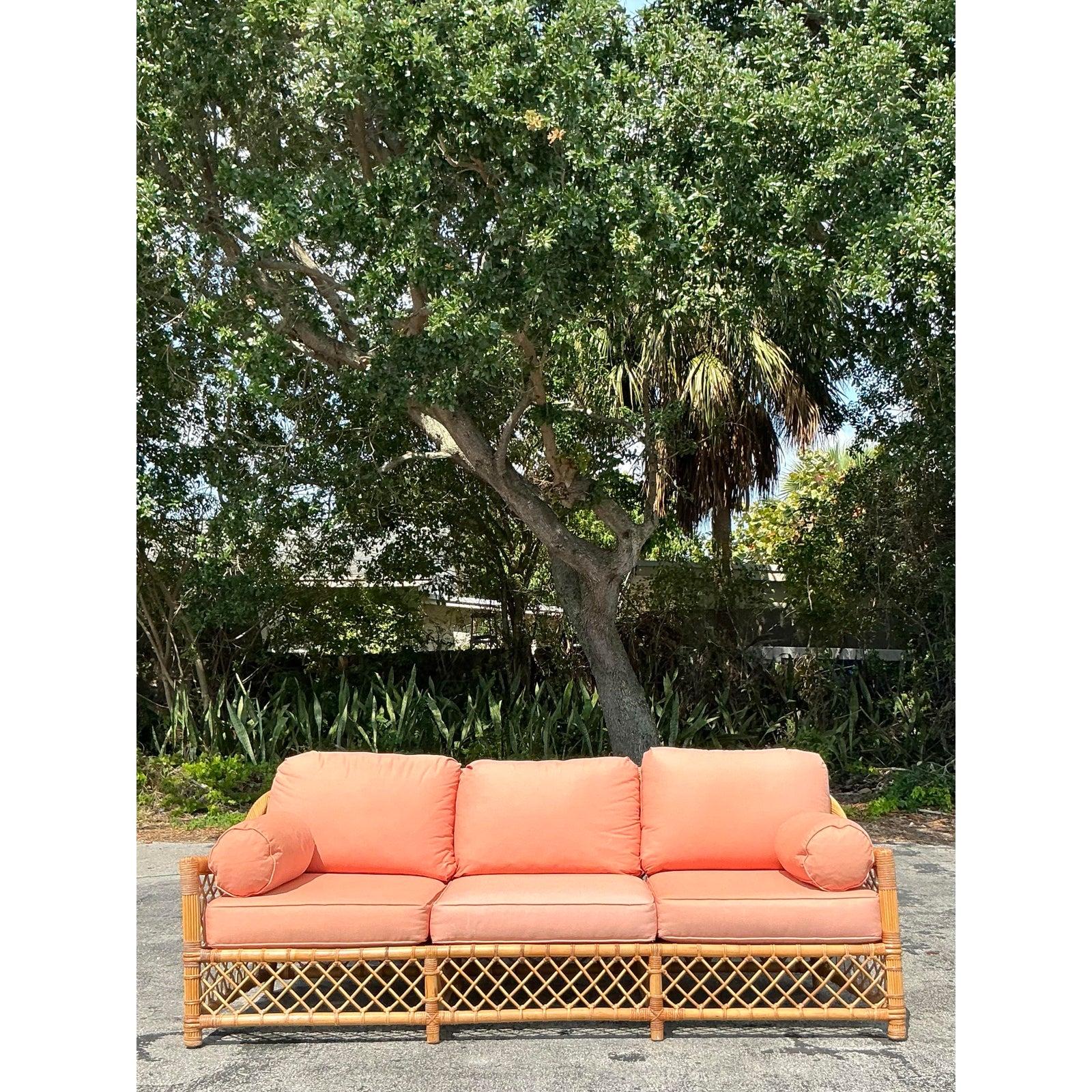 Apportez une sophistication côtière à votre espace de vie avec ce superbe canapé Vintage By By Trellis en rotin. Doté du design emblématique en treillis de Bolsters et d'un savoir-faire exquis, ce canapé trois places est encadré de rotin robuste et
