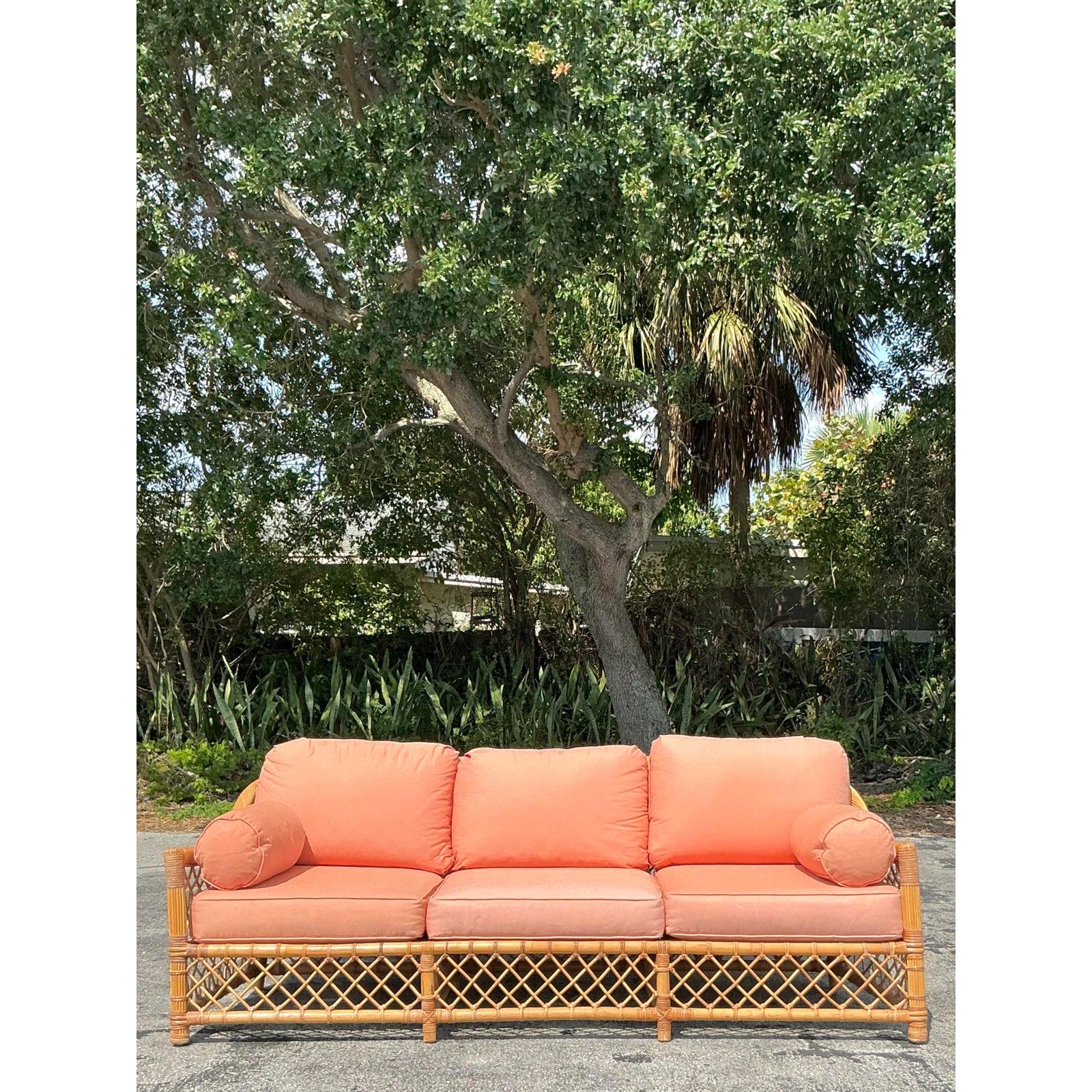 Canapé rétro Coastal McGuire en rotin trellis Bon état - En vente à west palm beach, FL