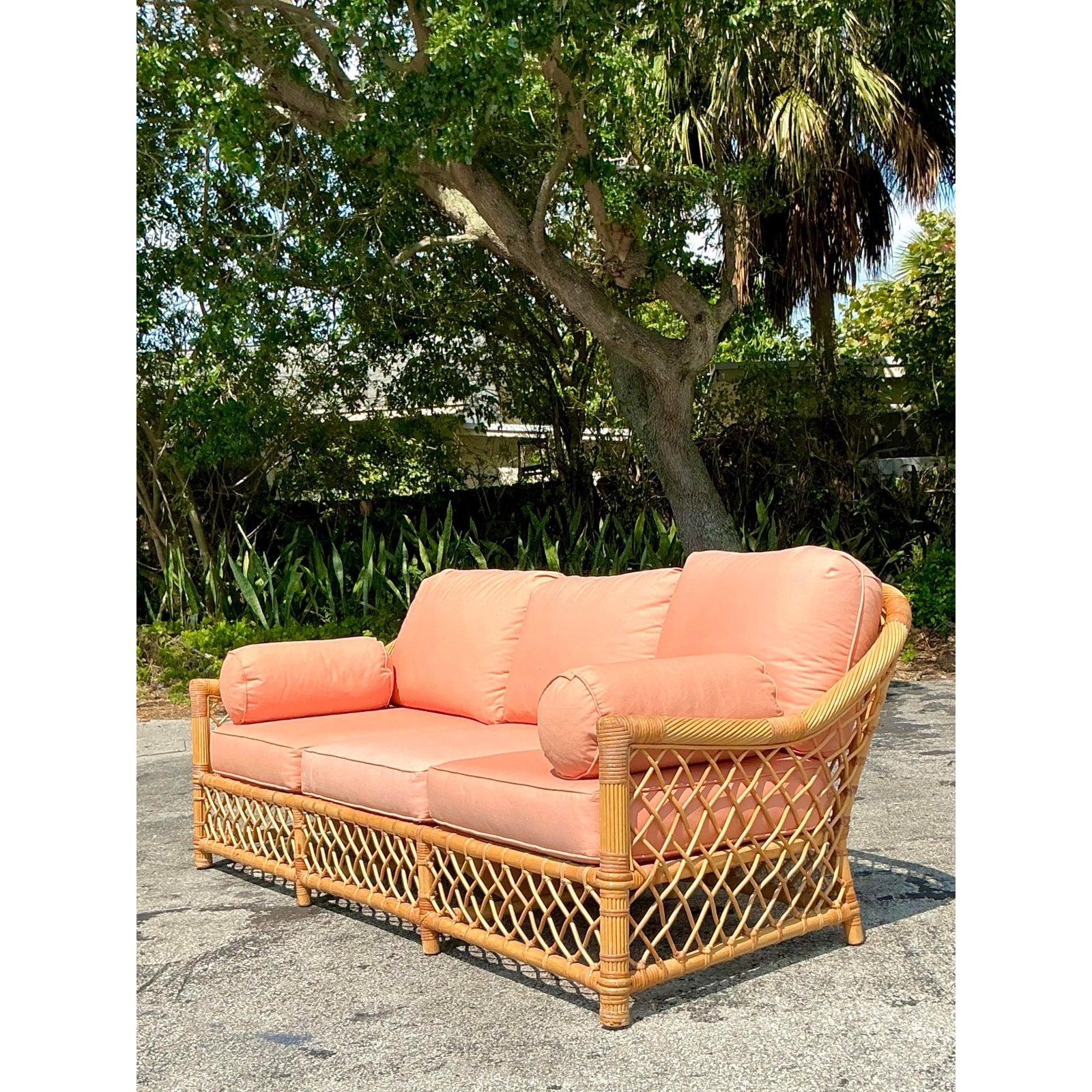 Canapé rétro Coastal McGuire en rotin trellis en vente 1