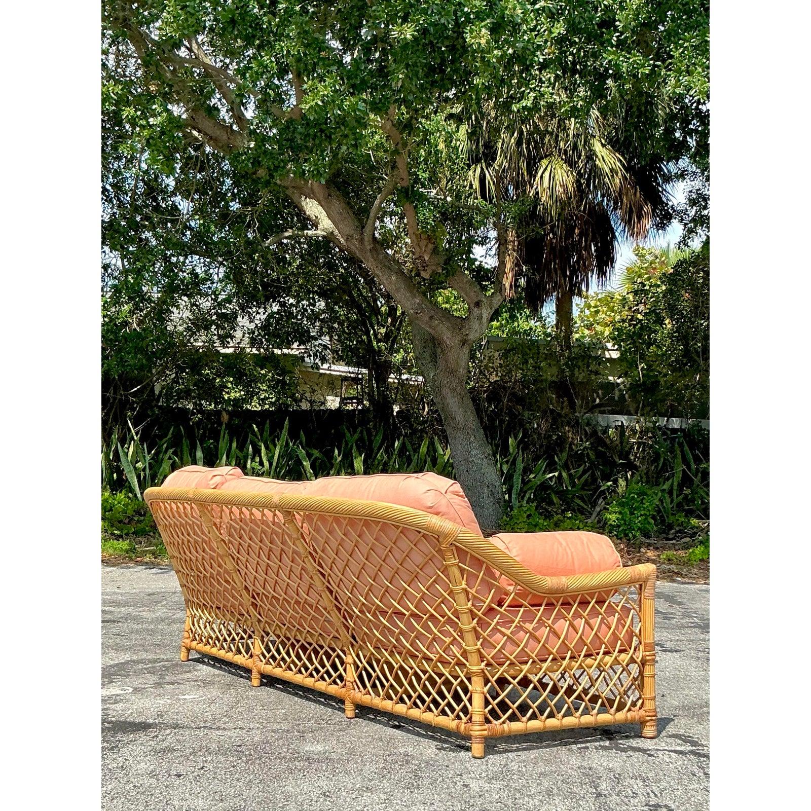 Canapé rétro Coastal McGuire en rotin trellis en vente 2