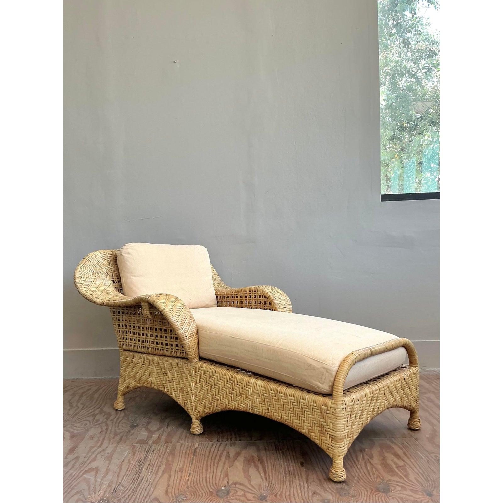 Offrez-vous une détente inégalée et un design emblématique avec cette chaise longue vintage en rotin tressé McGuire, véritable incarnation de l'élégance côtière intemporelle. Méticuleusement fabriquée à la main, cette chaise est dotée d'un cadre en