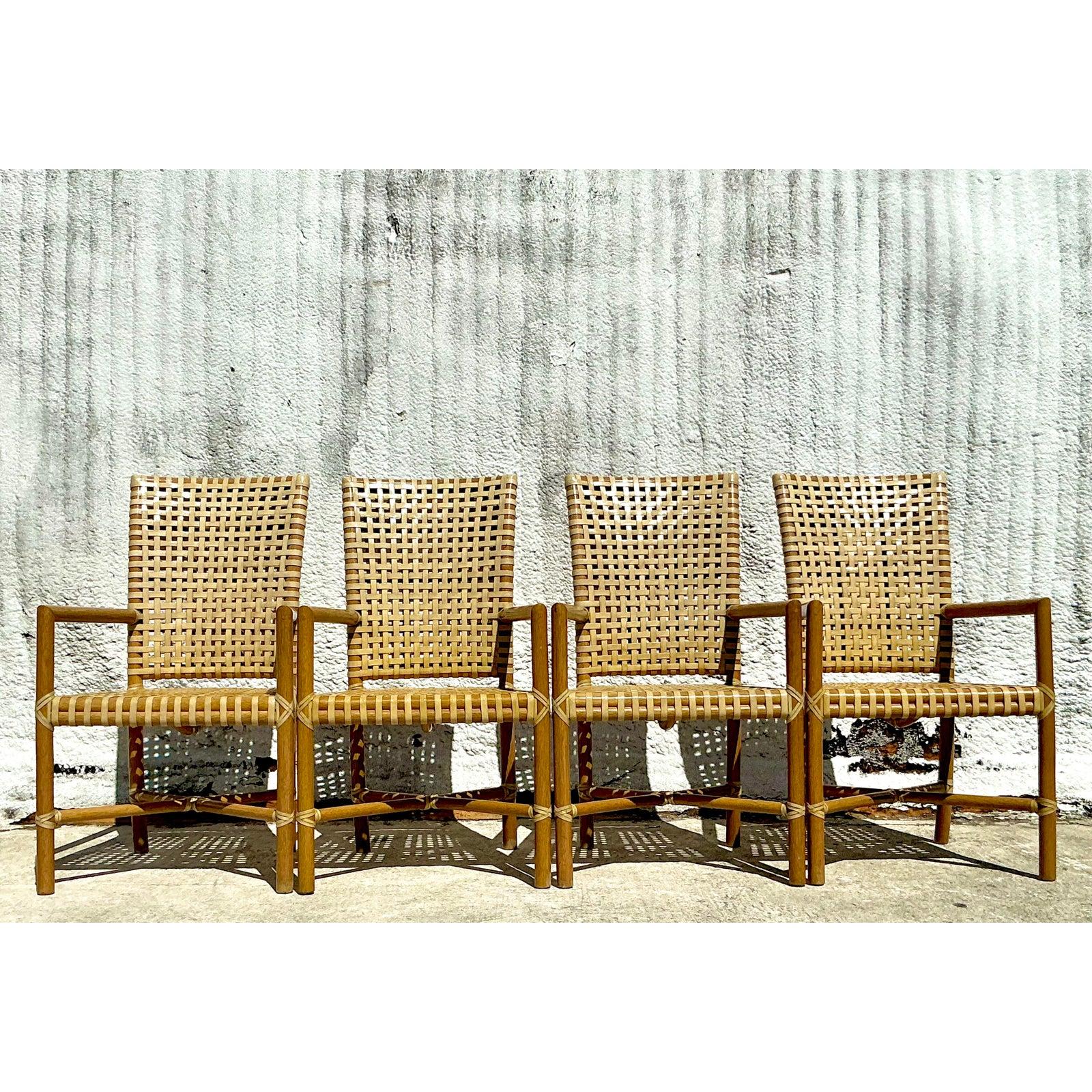 Scopri la raffinatezza della costa con questo iconico set di quattro sedie da pranzo vintage McGuire, realizzate con la tecnica del rattan e del cuoio grezzo tipica del marchio. Con una seduta e uno schienale a reticolo splendidamente intrecciati,