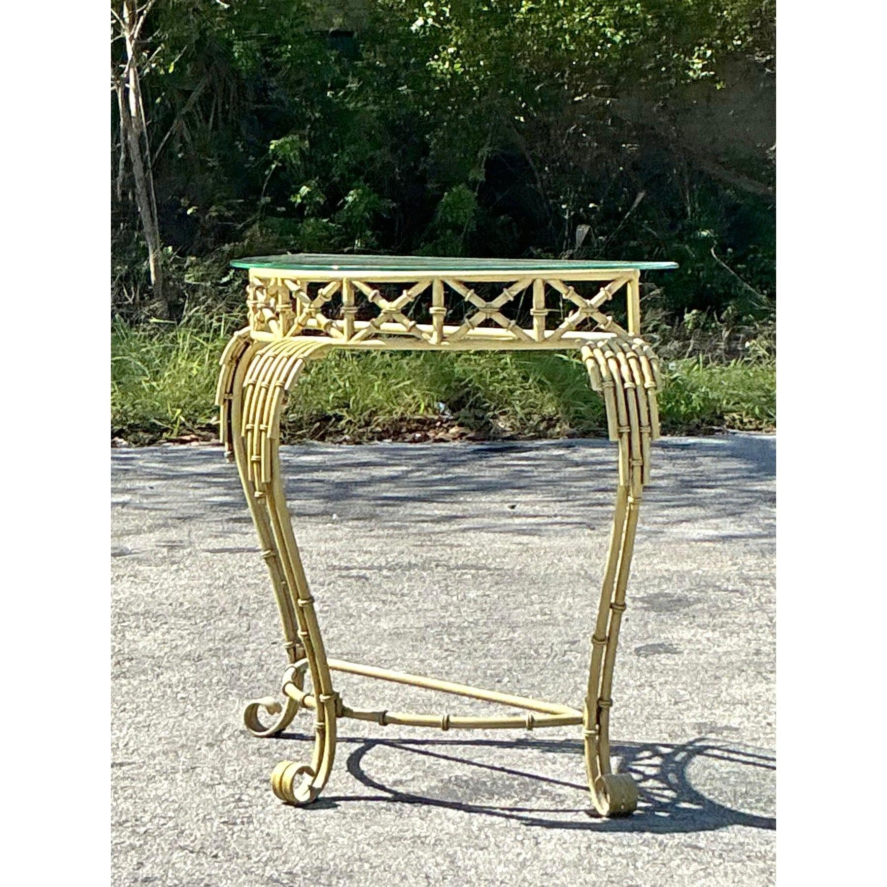 Table Demilune vintage en métal côtier et bambou Bon état - En vente à west palm beach, FL