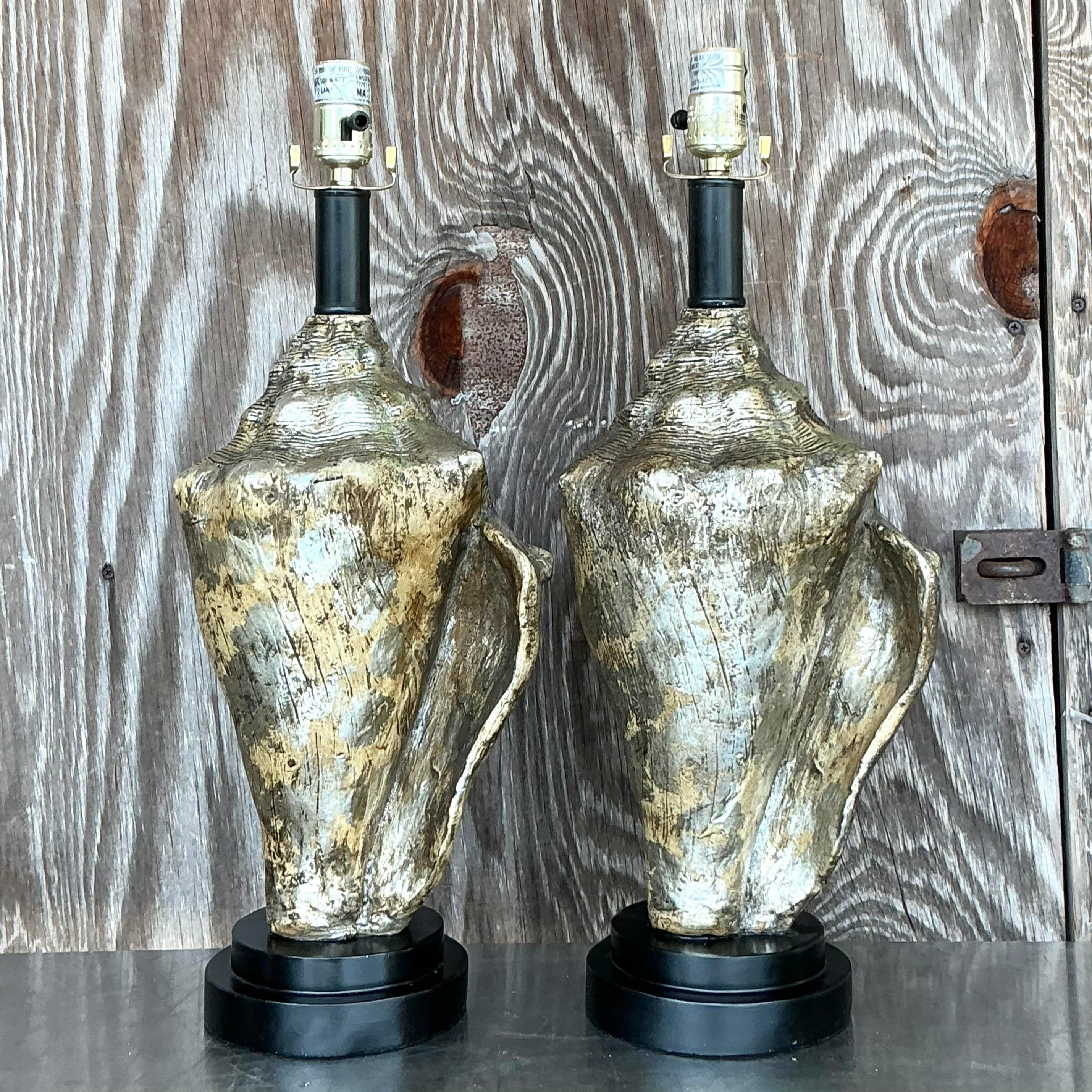 Pareja de lámparas de concha metálicas costeras vintage Estadounidense en venta