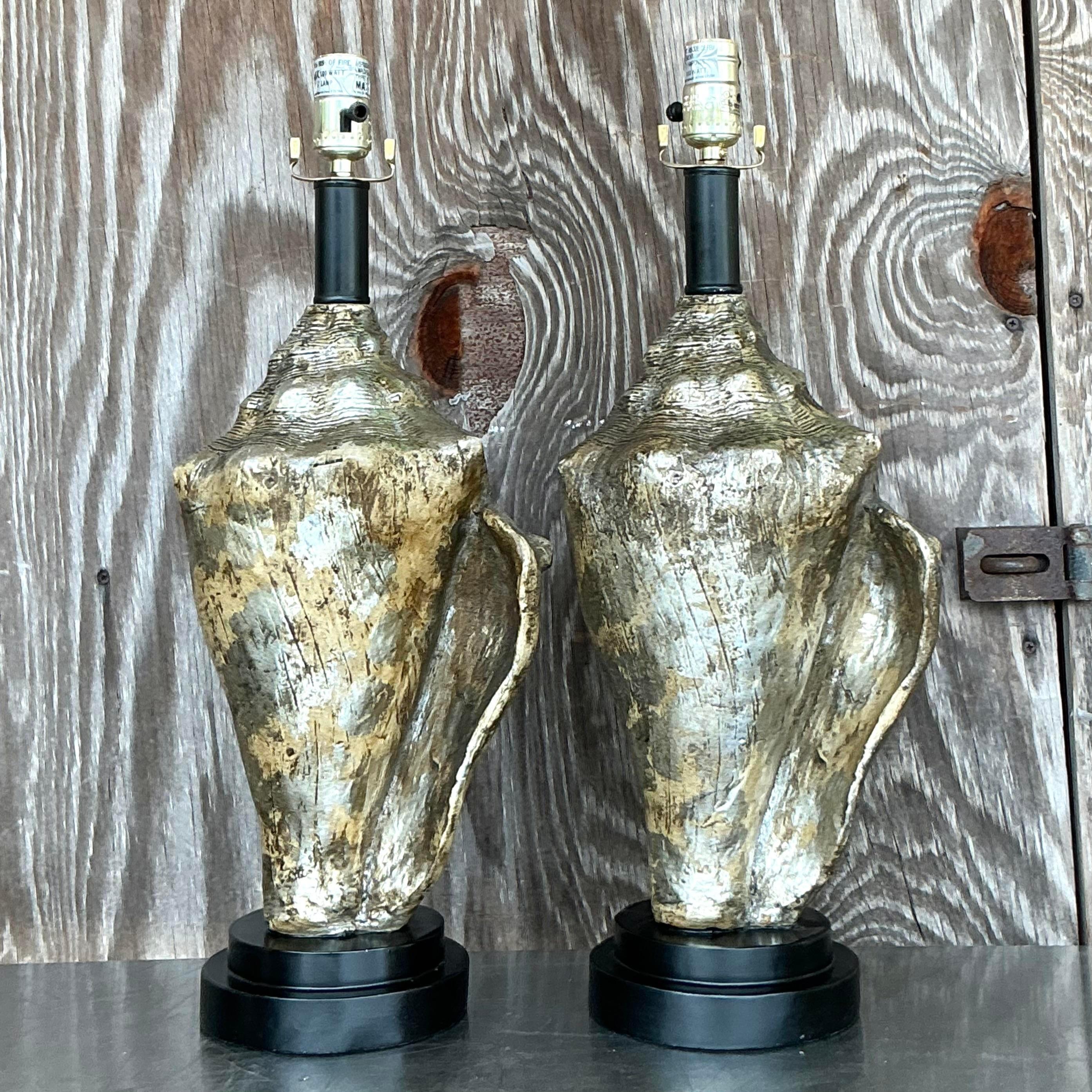 Pareja de lámparas de concha metálicas costeras vintage siglo XX en venta