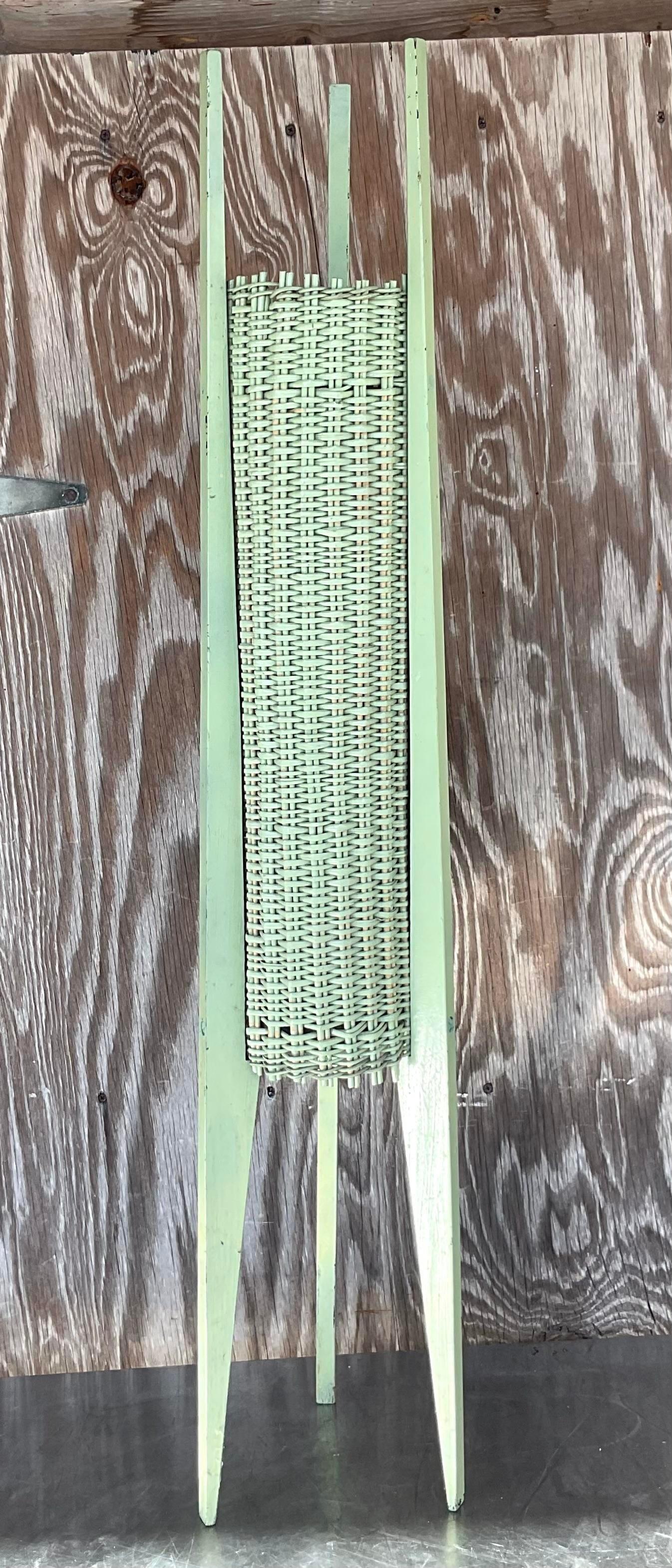 Lámpara de mesa Vintage Coastal Mid-Century Modern de ratán tejido Filipino en venta