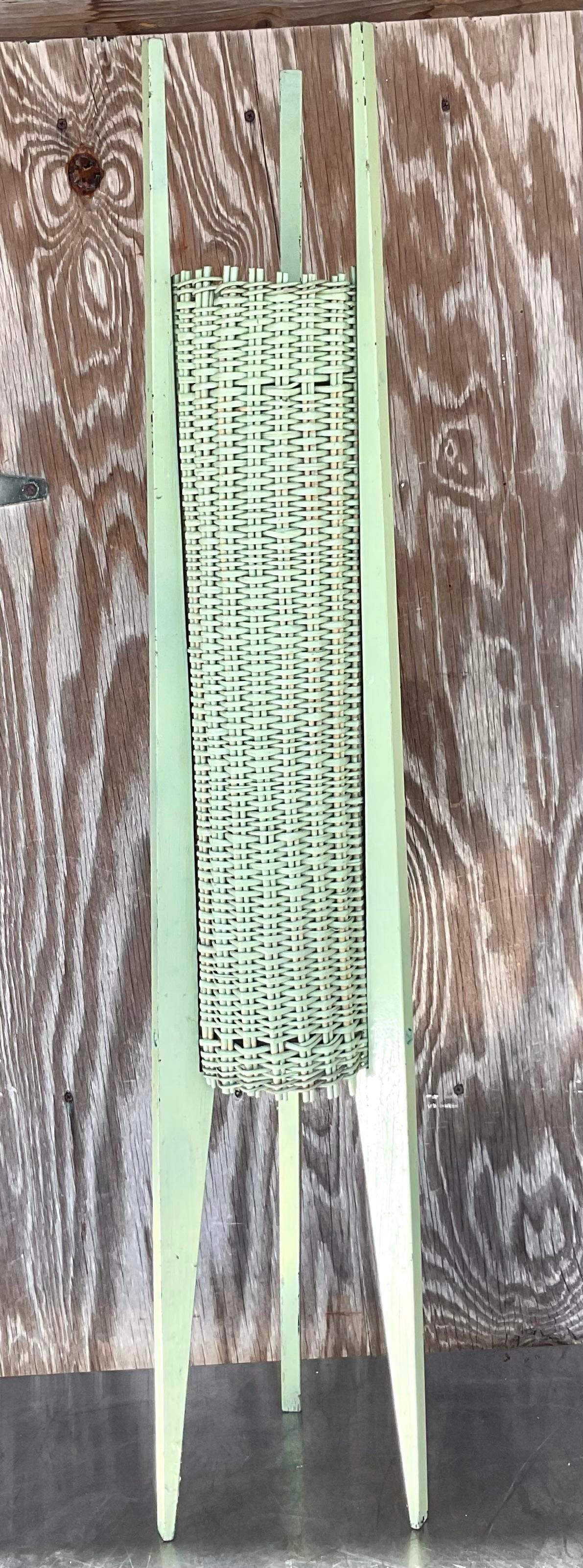 Lámpara de mesa Vintage Coastal Mid-Century Modern de ratán tejido en Bueno estado para la venta en West Palm Beach, FL