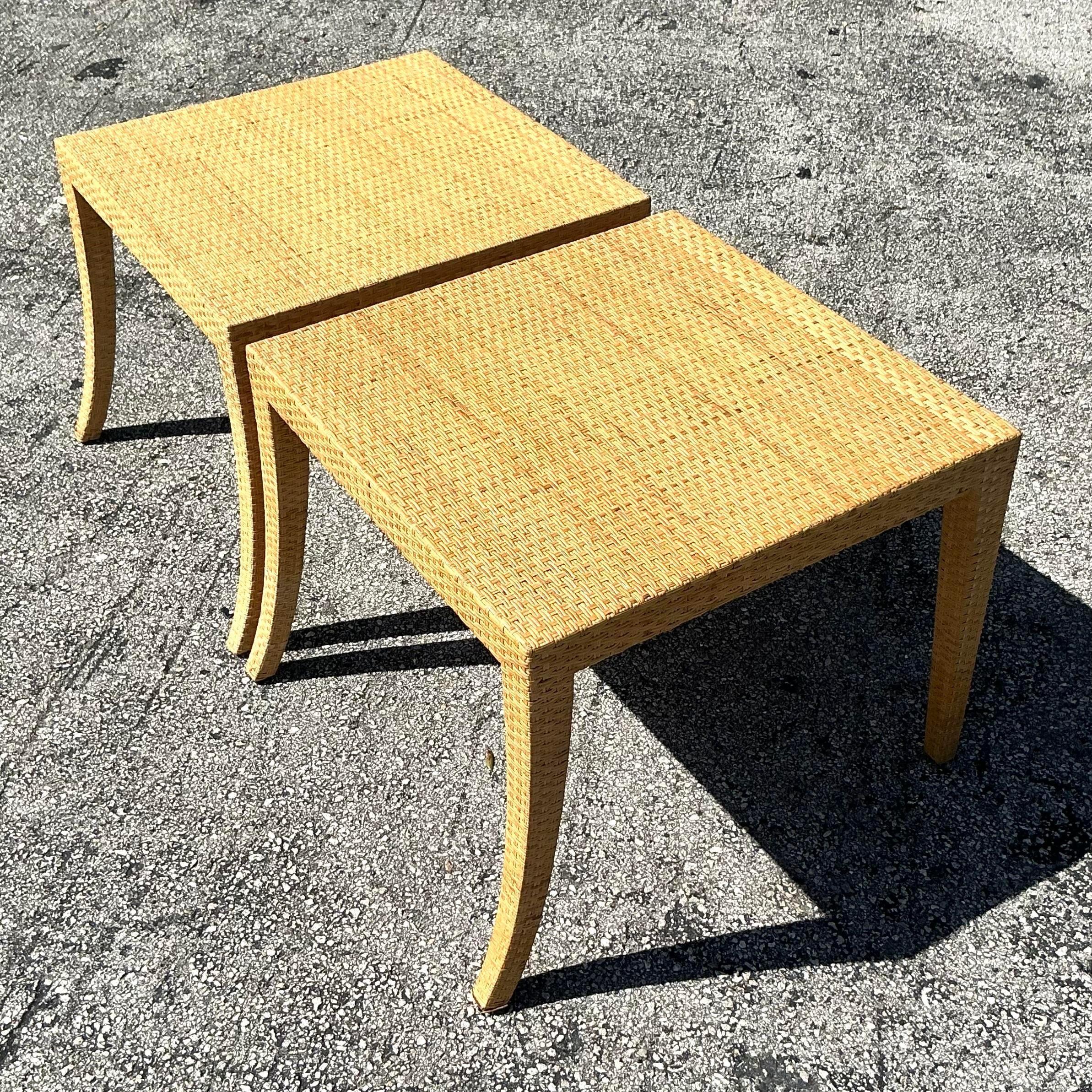 Pareja de mesas auxiliares de ratán tejido Vintage Coastal Milling Road siglo XX en venta