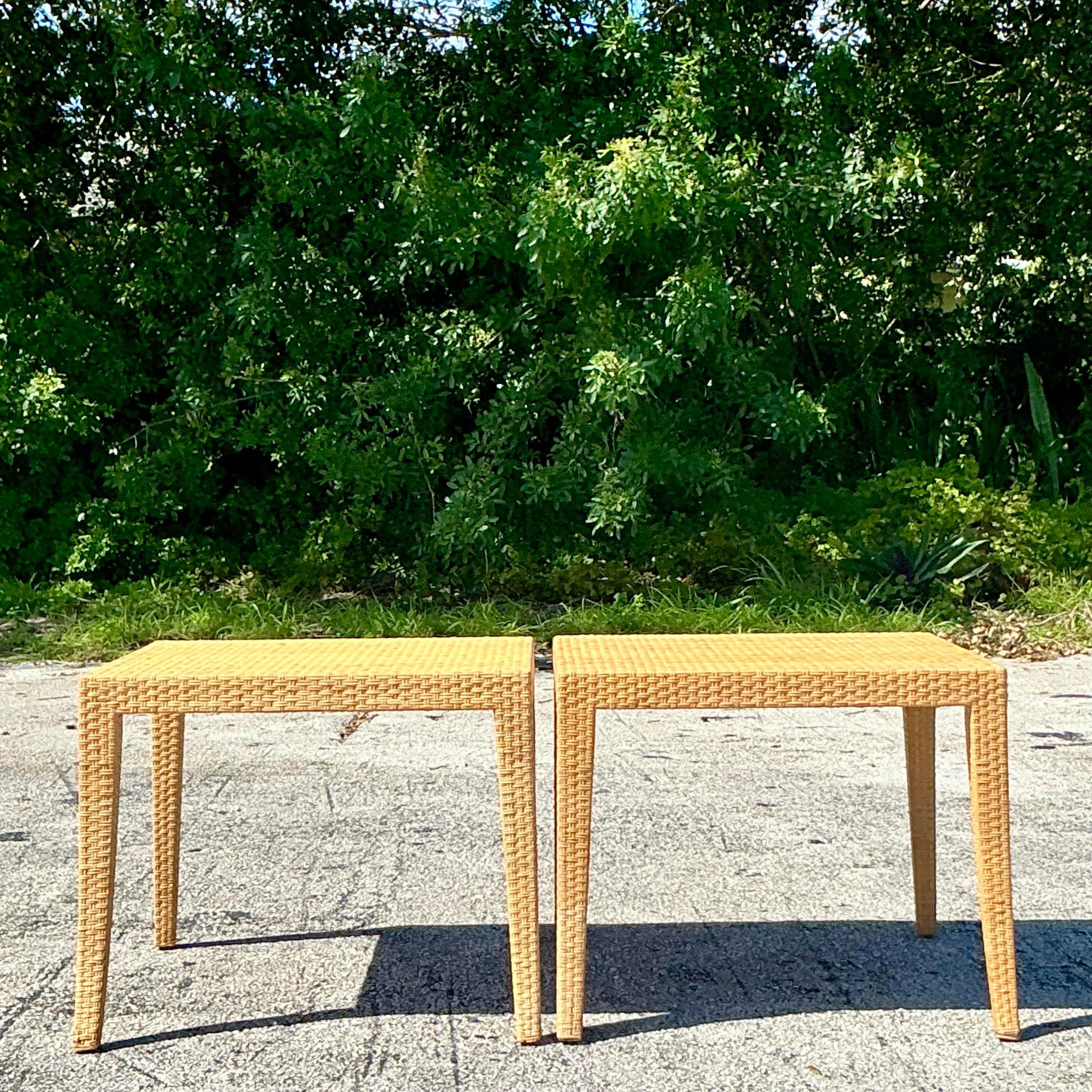 Pareja de mesas auxiliares de ratán tejido Vintage Coastal Milling Road Ratán en venta