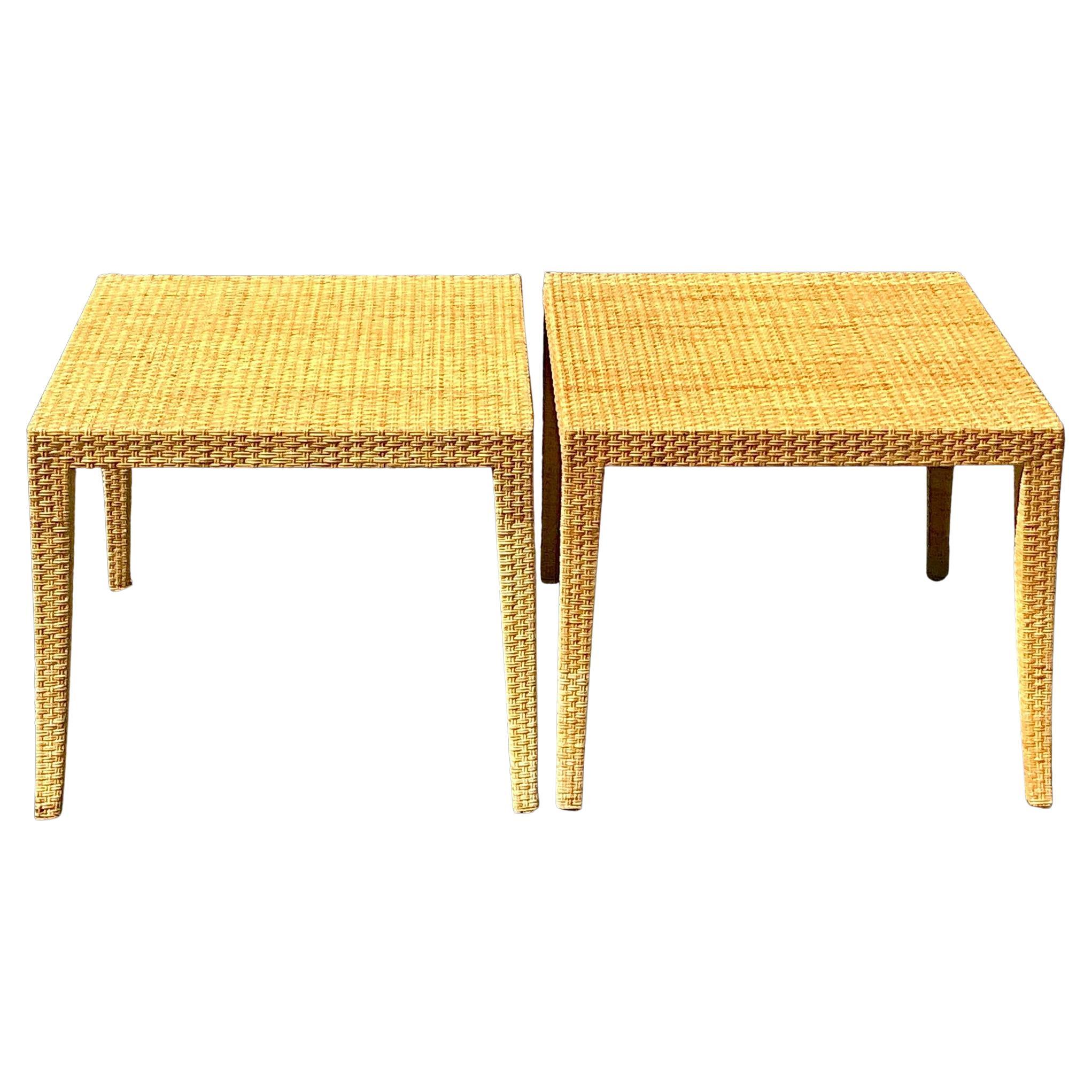 Pareja de mesas auxiliares de ratán tejido Vintage Coastal Milling Road en venta