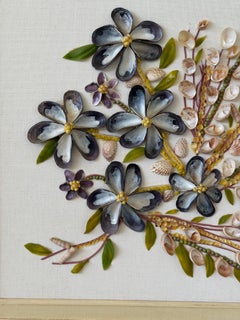 Vintage Coastal Mixed Media Seashell Floral Wall Art in Painted Frame (Arte da parete floreale con conchiglie)