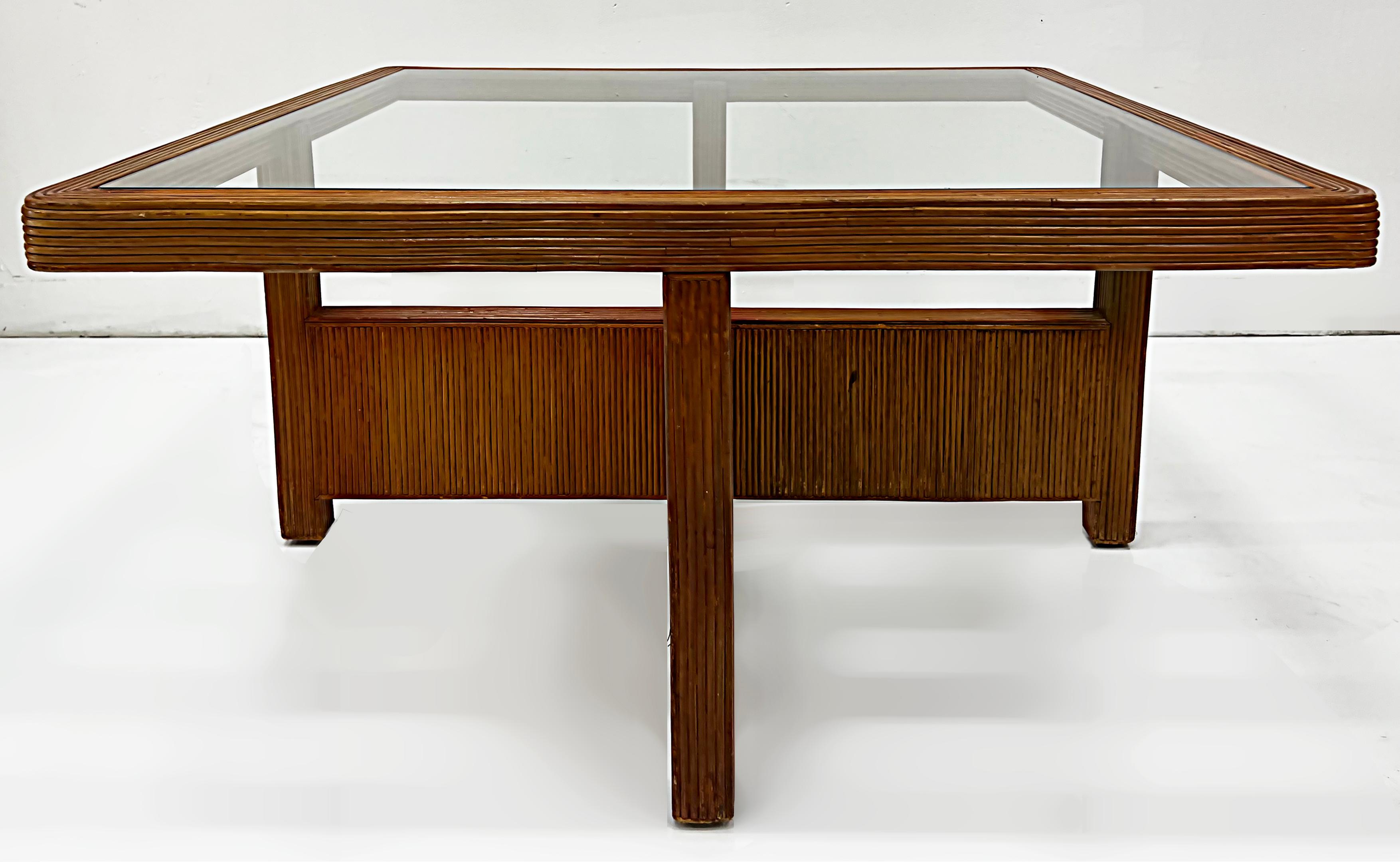 Organique Table basse en roseau vintage et moderne de style côtier avec plateau en verre encastré en vente