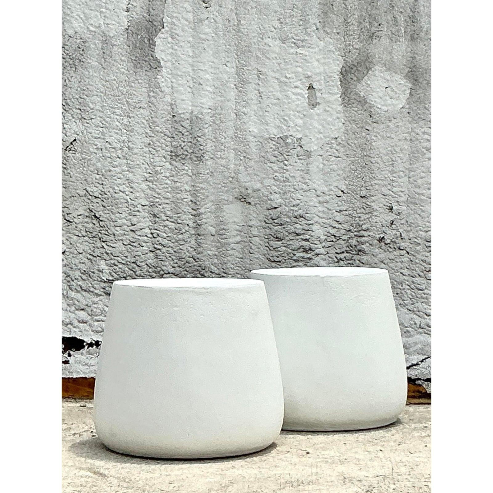 Tables d'appoint d'extérieur vintage en fibre de verre moulée Coastal - une paire en vente 3