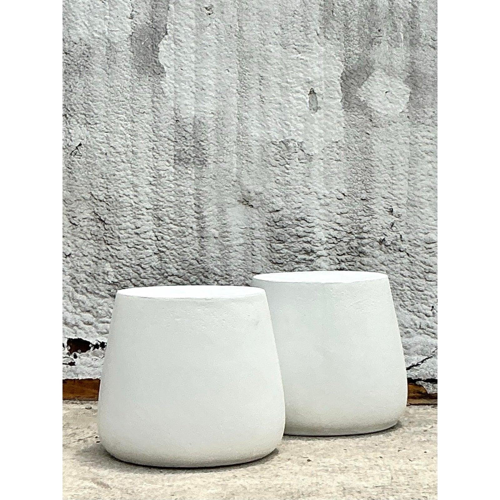 Tables d'appoint d'extérieur vintage en fibre de verre moulée Coastal - une paire en vente 4