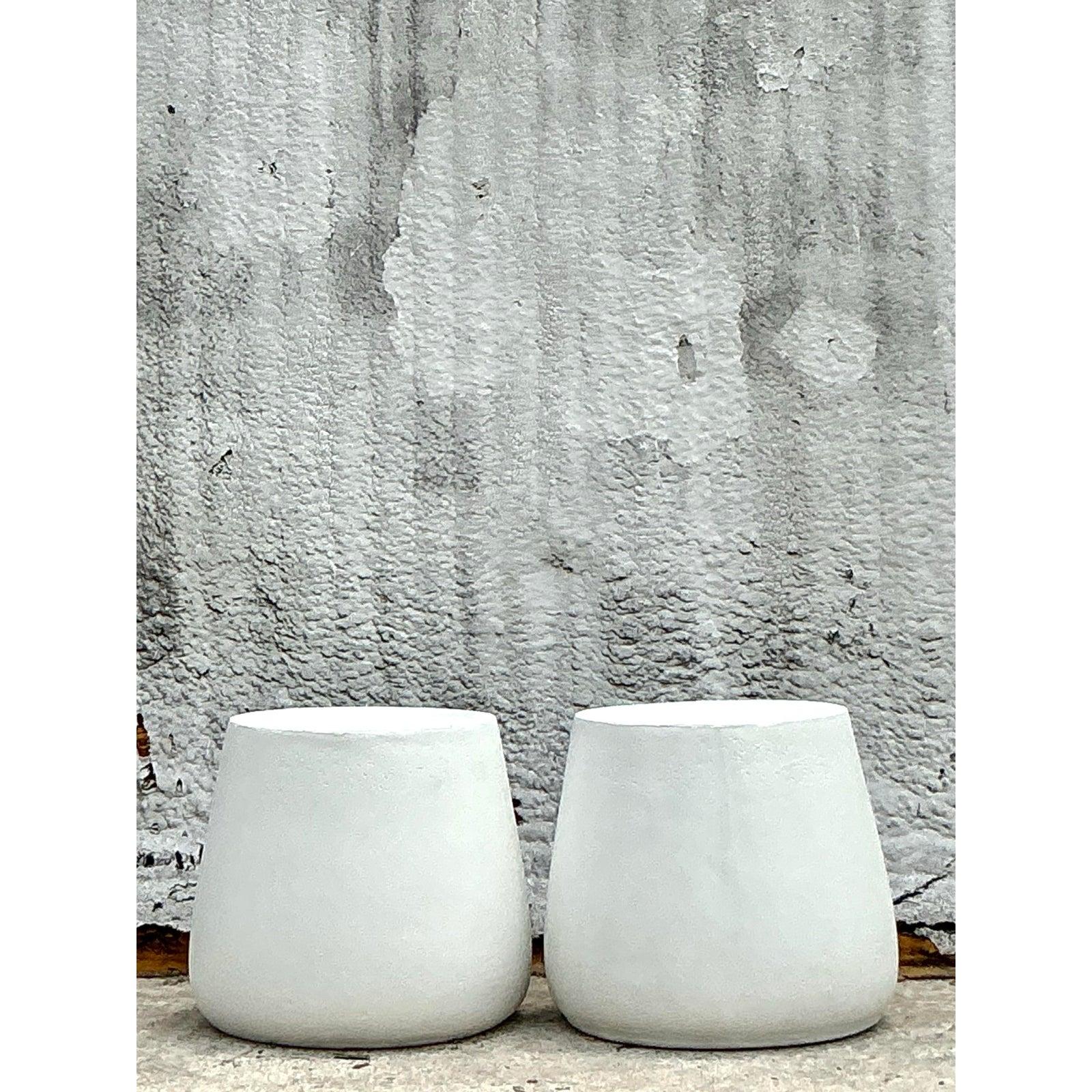 Ajoutez une touche côtière à vos espaces extérieurs avec cette charmante paire de tables d'appoint vintage en fibre de verre moulée. Conçues avec une forme sculpturale épurée, ces tables légères mais durables sont dotées d'une construction moulée