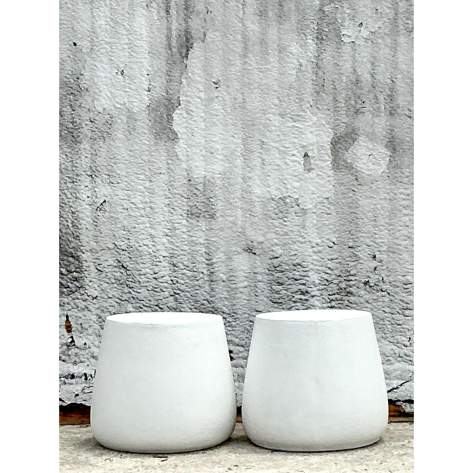 Mid-Century Modern Tables d'appoint d'extérieur vintage en fibre de verre moulée Coastal - une paire en vente