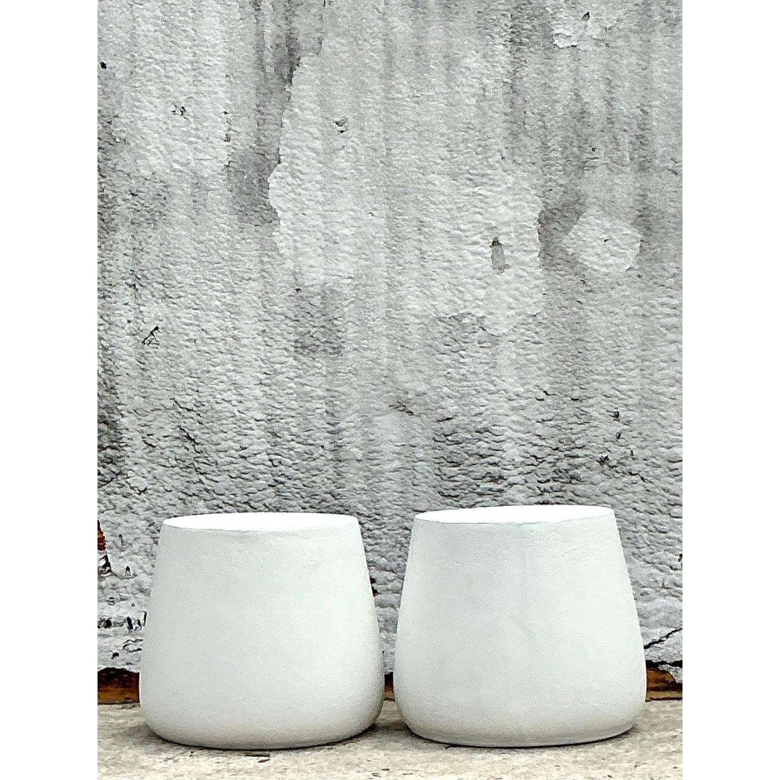 Américain Tables d'appoint d'extérieur vintage en fibre de verre moulée Coastal - une paire en vente