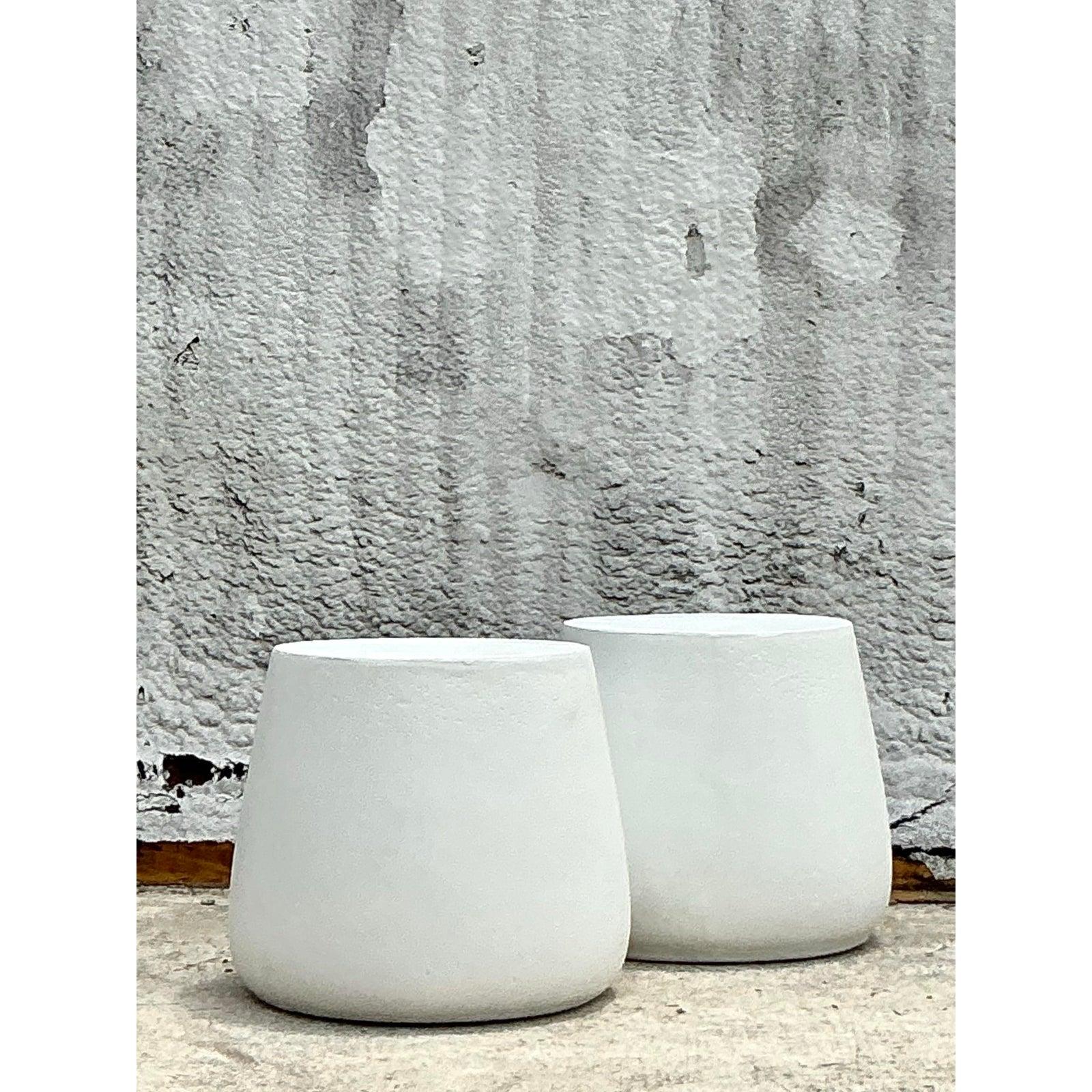 Tables d'appoint d'extérieur vintage en fibre de verre moulée Coastal - une paire Bon état - En vente à west palm beach, FL